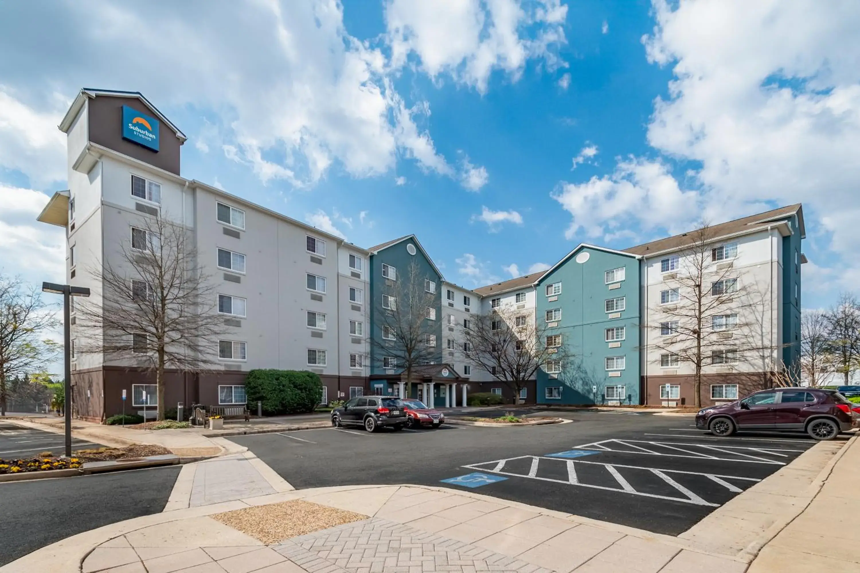 Property building in Suburban Studios Sterling - Washington Dulles Property building in Suburban Studios Sterling - Washington Dulles