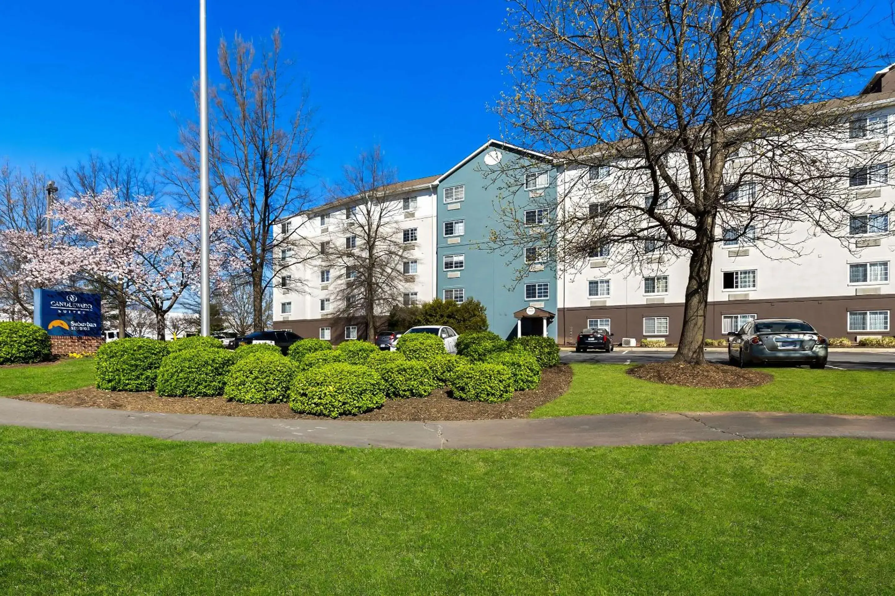 Property building in Suburban Studios Sterling - Washington Dulles Property building in Suburban Studios Sterling - Washington Dulles