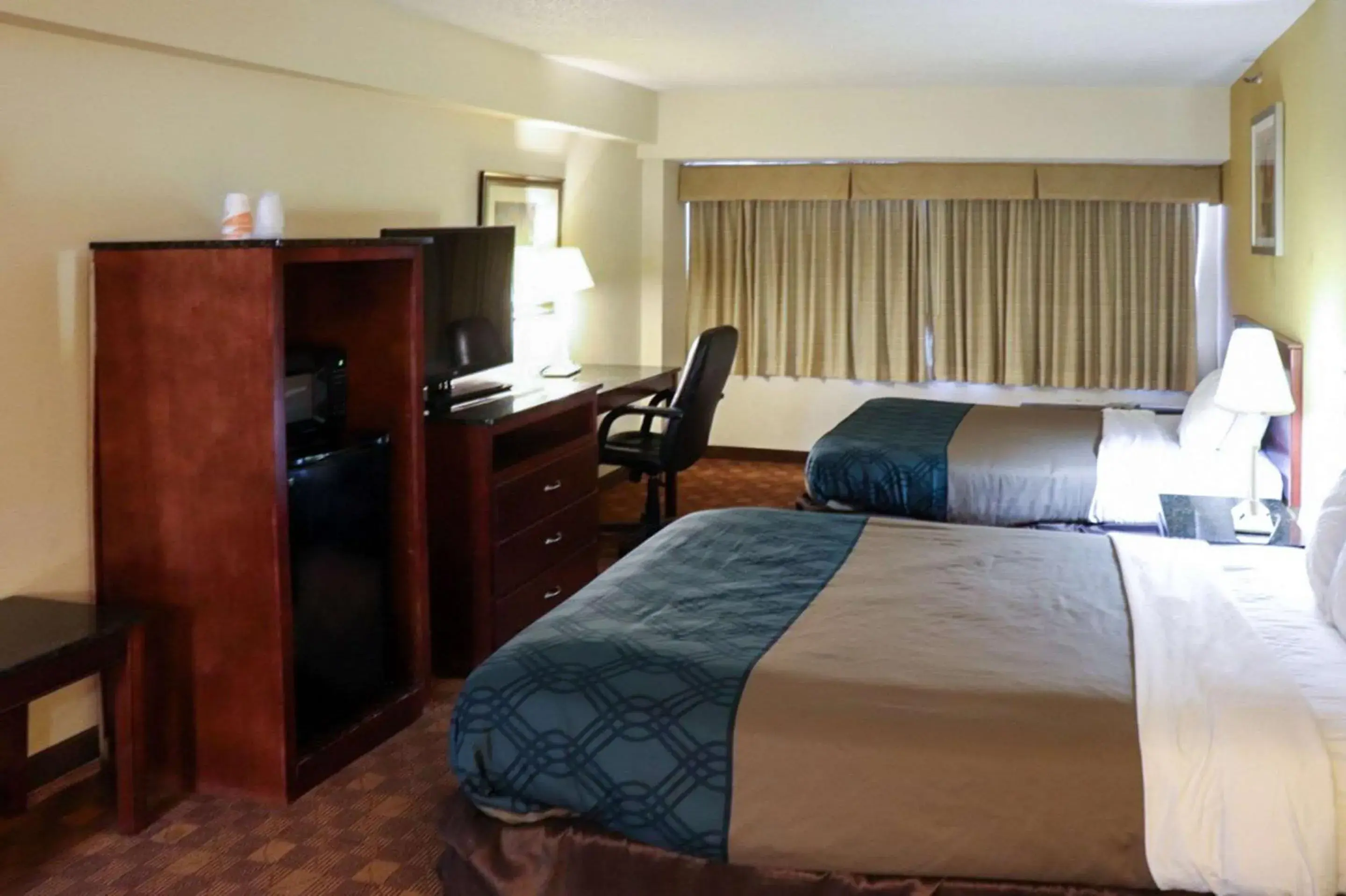 Photo of the whole room, Bed in Rodeway Inn Sandston