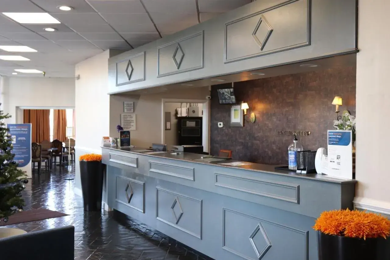 Lobby or reception, Kitchen/Kitchenette in Rodeway Inn Sandston