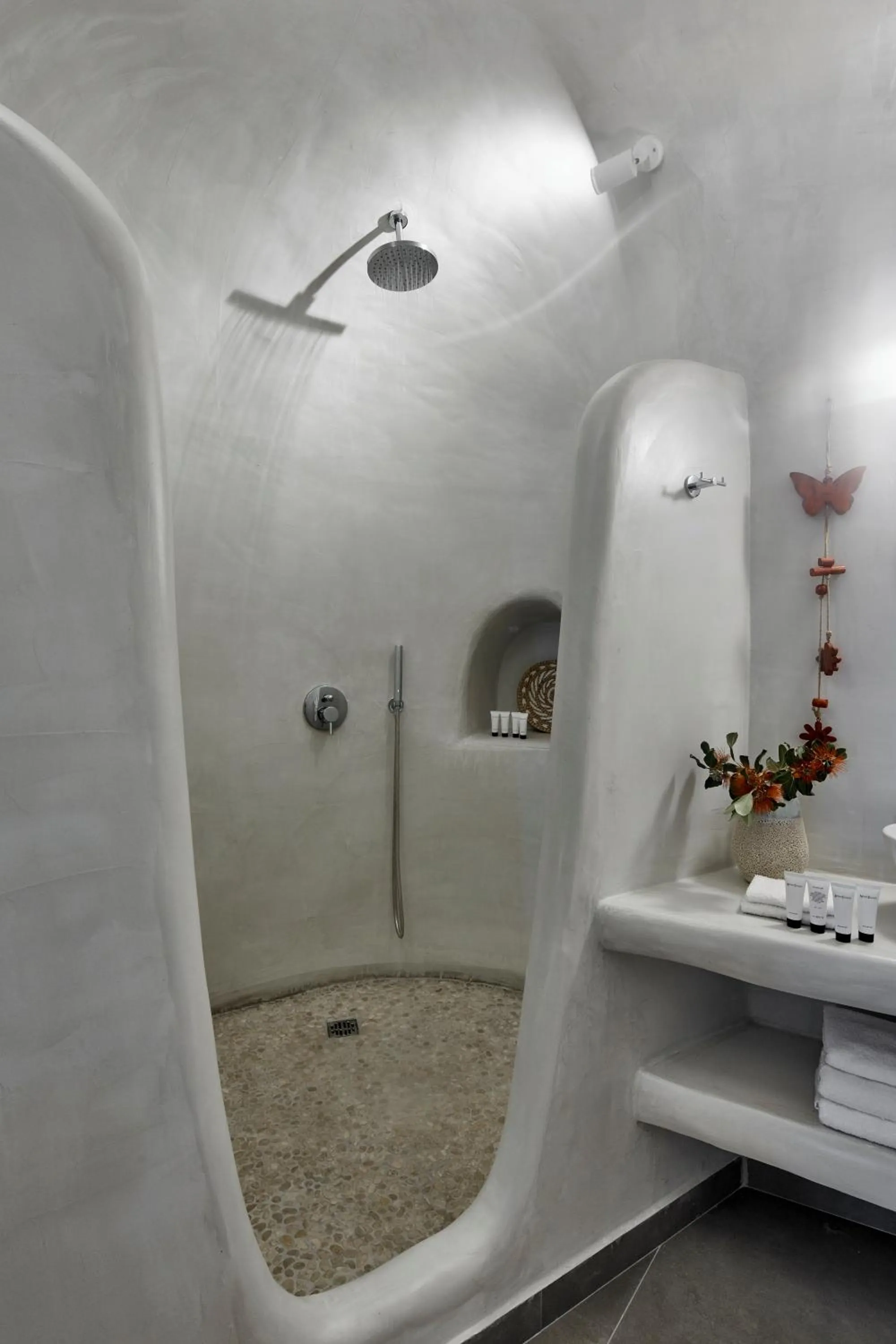 Shower in Mellow Luxury Cave