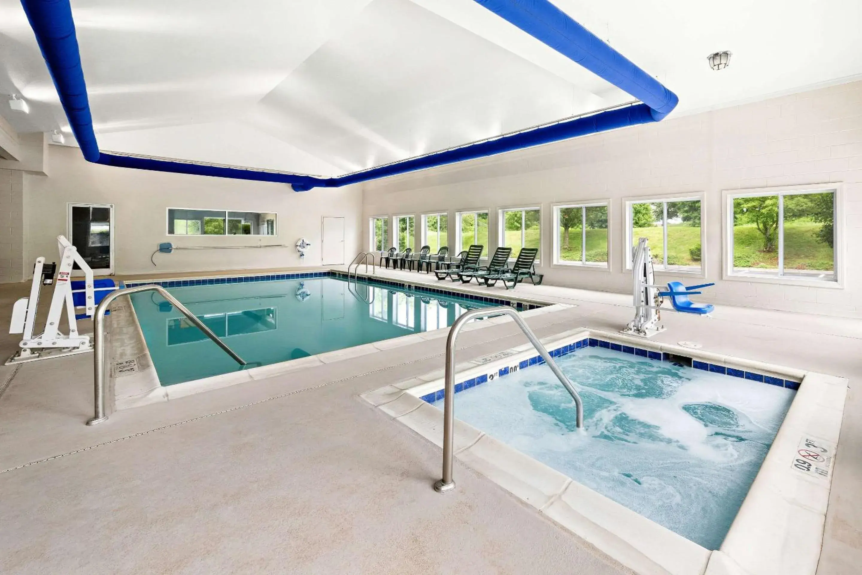 Swimming pool in Comfort Suites Abingdon I-81 Swimming pool in Comfort Suites Abingdon I-81