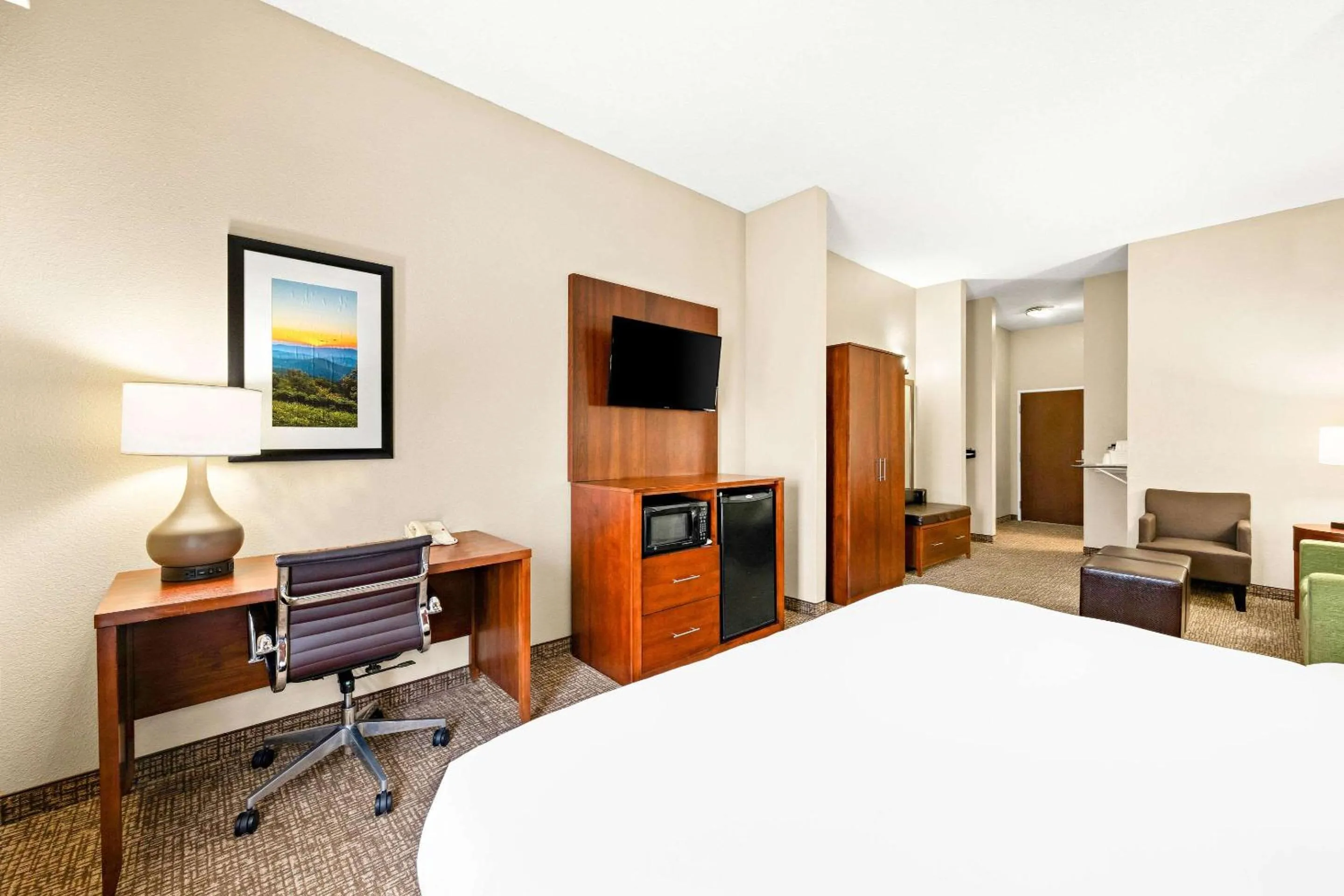 Bedroom, Bed in Comfort Suites Abingdon I-81