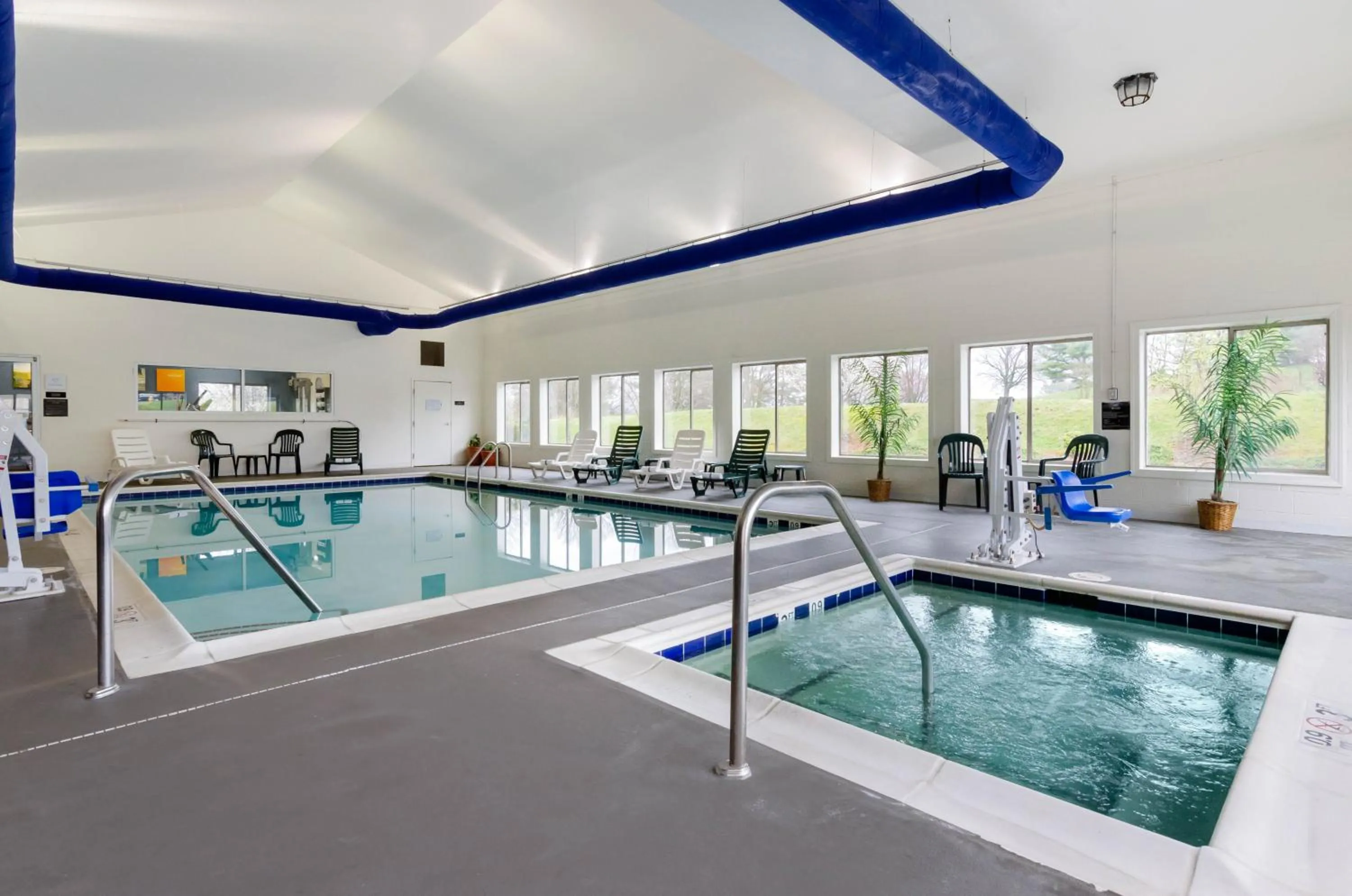 Swimming pool in Comfort Suites Abingdon I-81