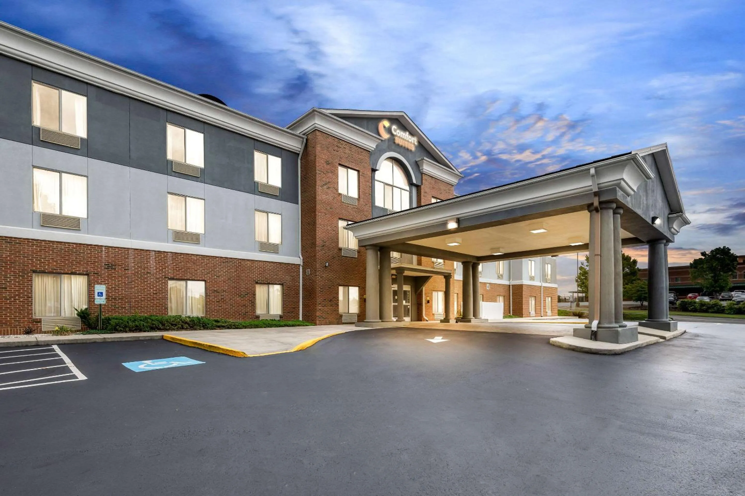 Property building in Comfort Suites Abingdon I-81