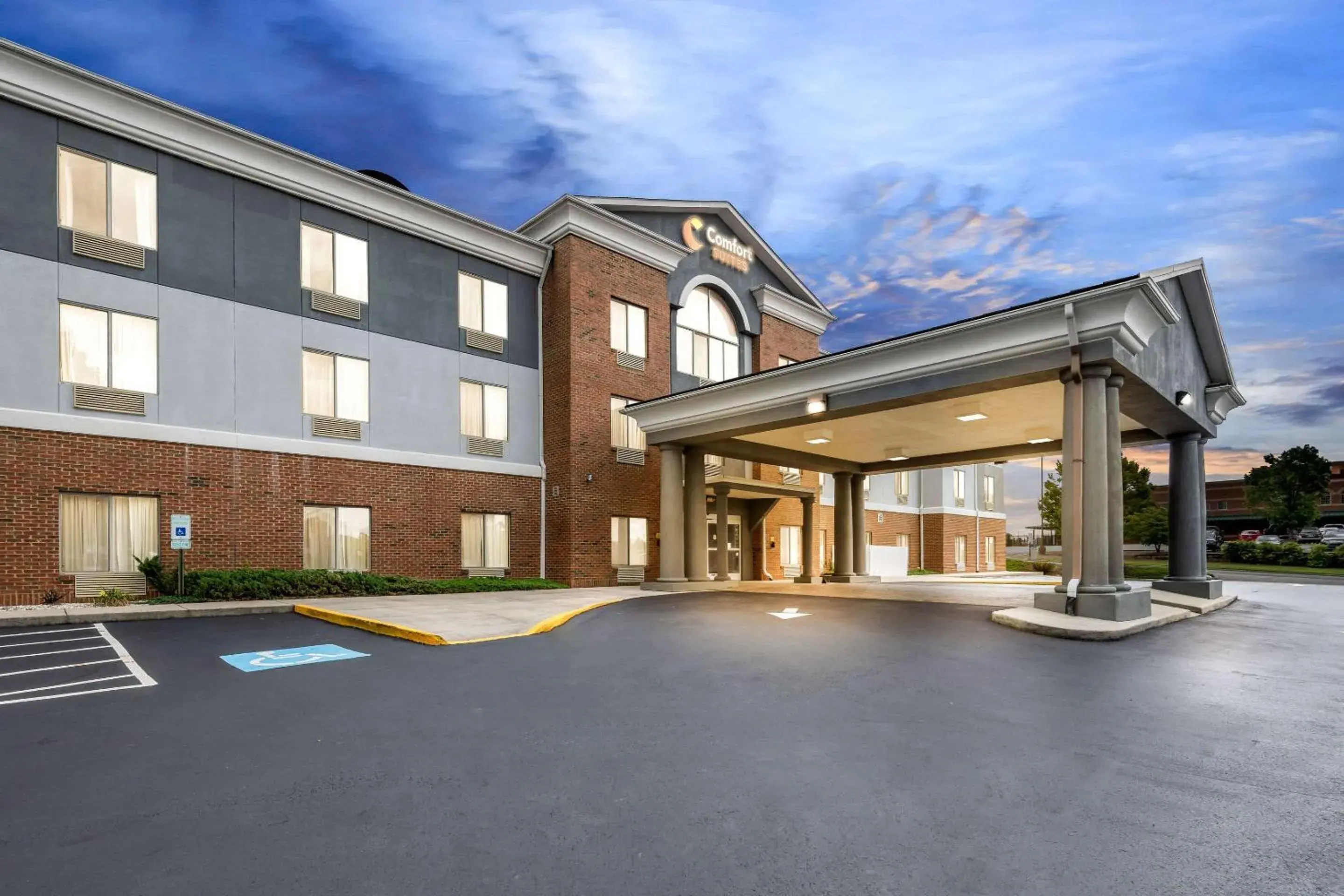 Property building in Comfort Suites Abingdon I-81 Property building in Comfort Suites Abingdon I-81