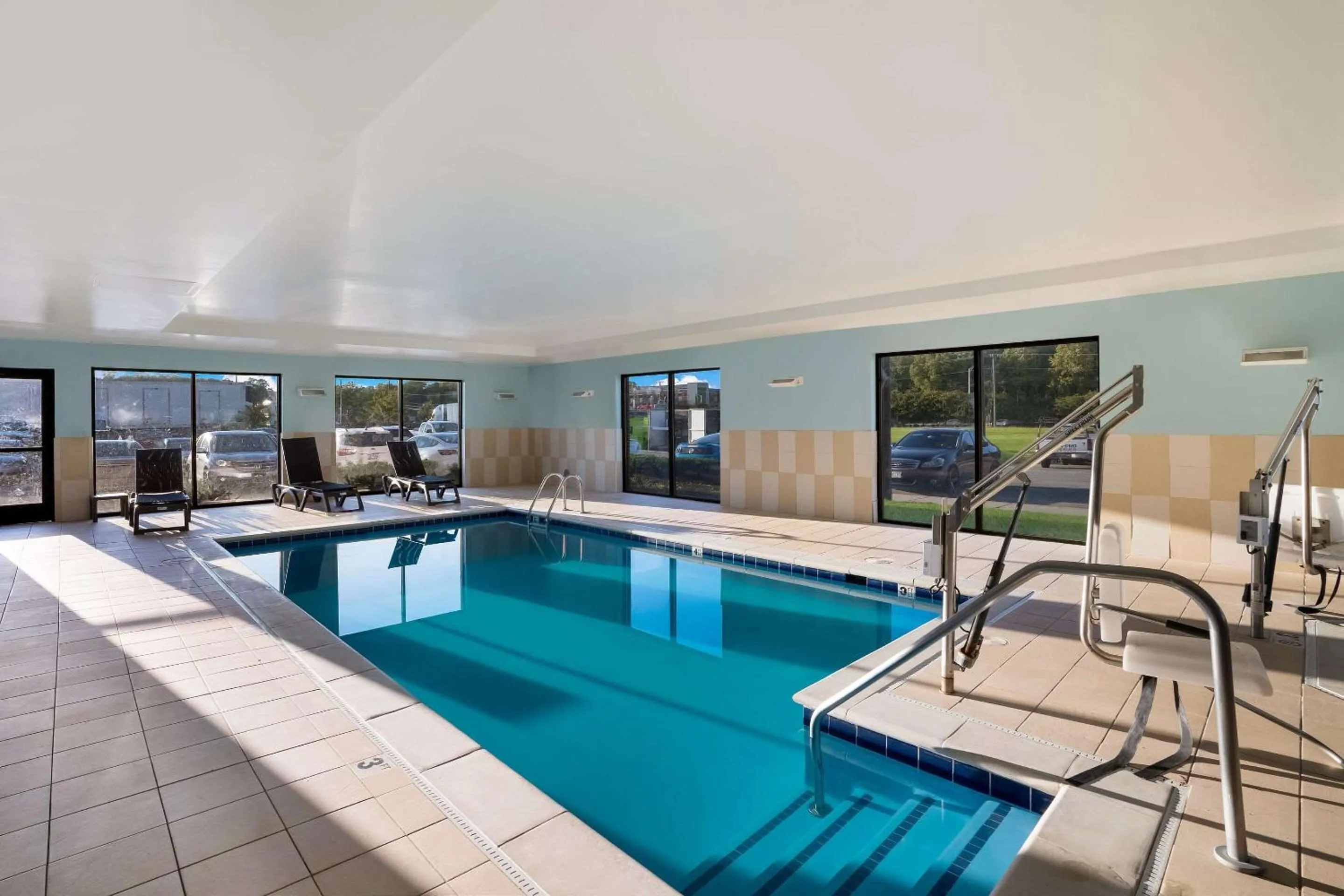 Swimming pool in Comfort Suites Suffolk - Chesapeake