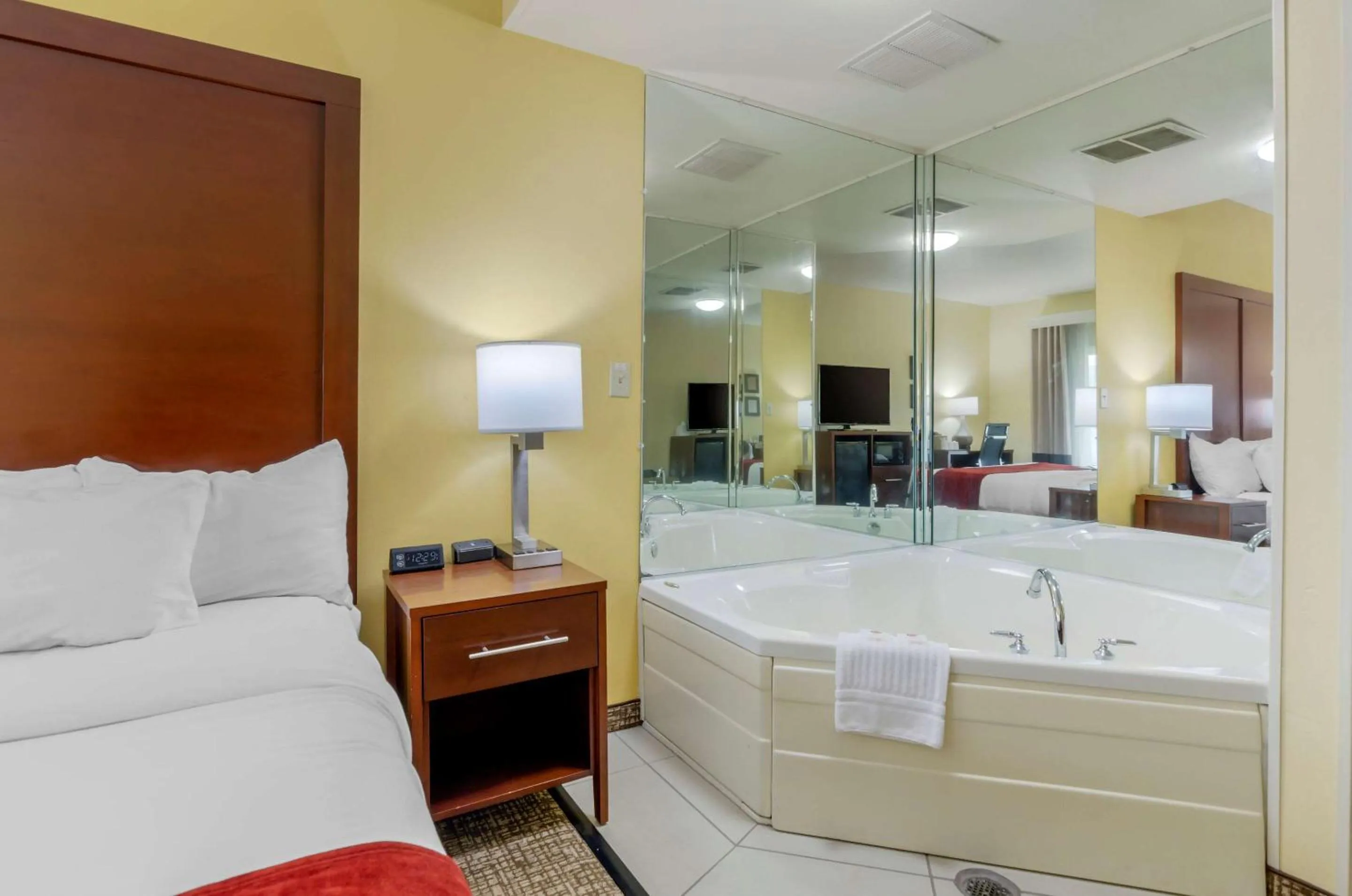 Photo of the whole room, Bed in Comfort Inn & Suites Hillsville I-77