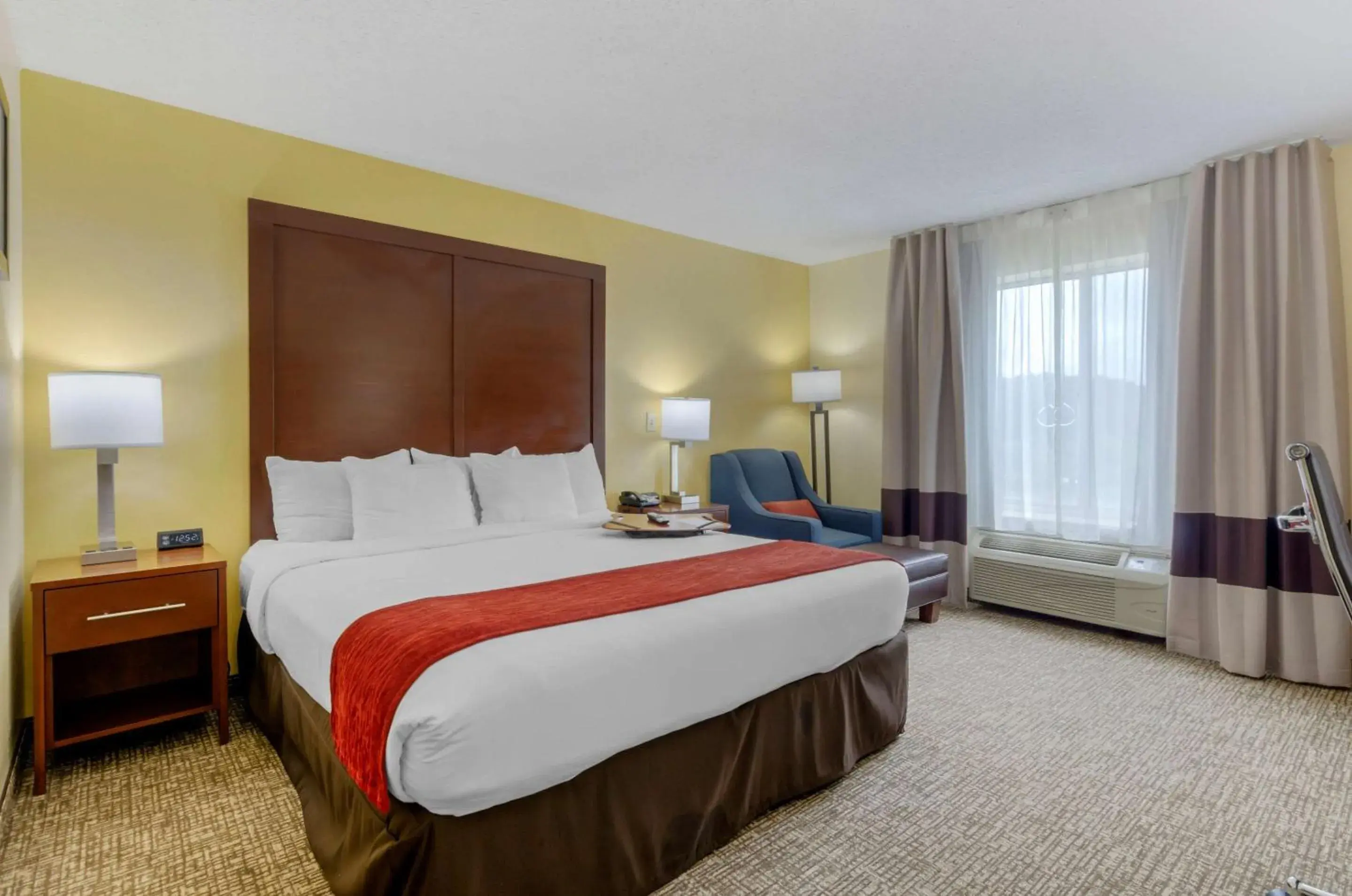 Bedroom, Bed in Comfort Inn & Suites Hillsville I-77 Bedroom, Bed in Comfort Inn & Suites Hillsville I-77