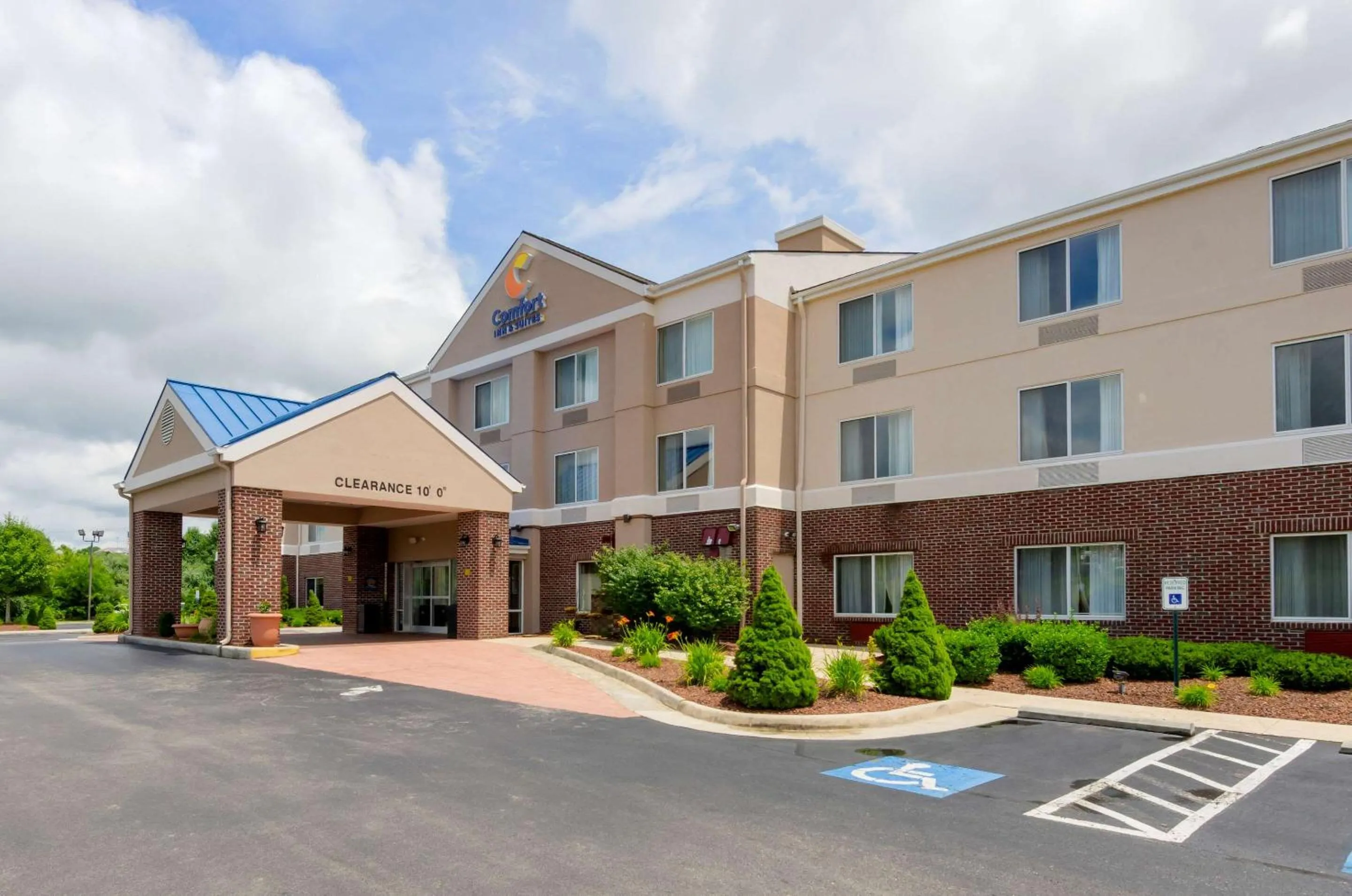 Property building in Comfort Inn & Suites Hillsville I-77