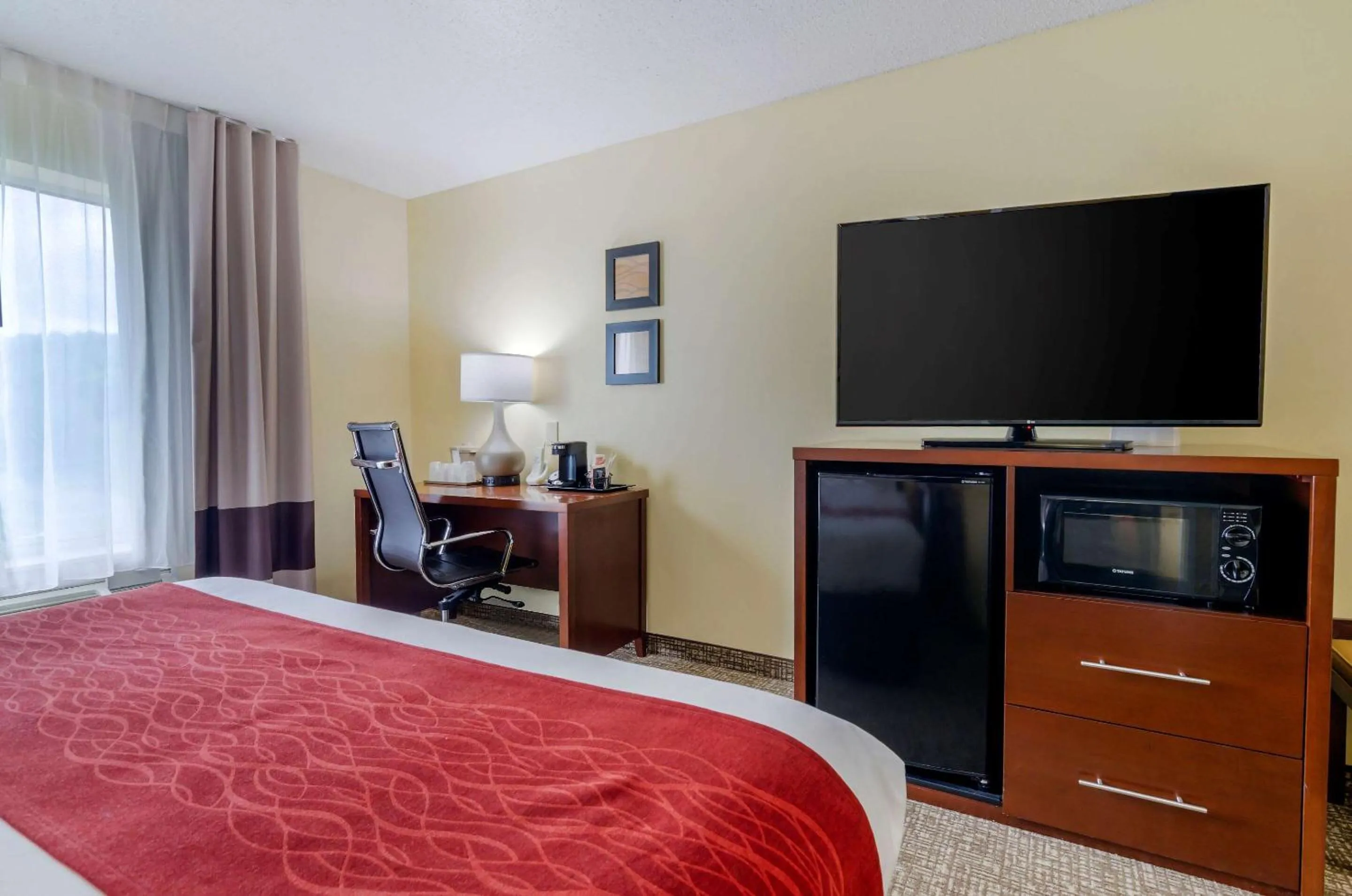 Photo of the whole room, Bed in Comfort Inn & Suites Hillsville I-77
