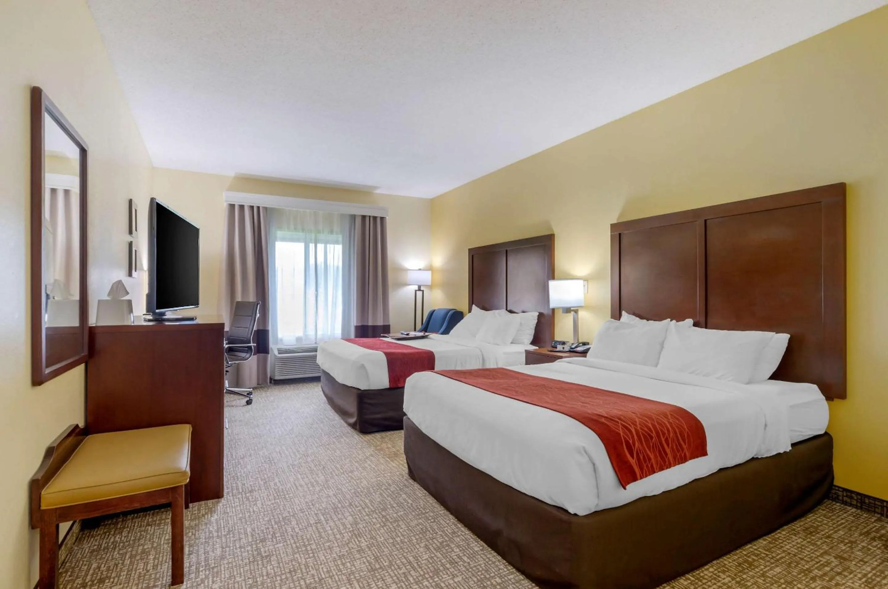 Bedroom, Bed in Comfort Inn & Suites Hillsville I-77