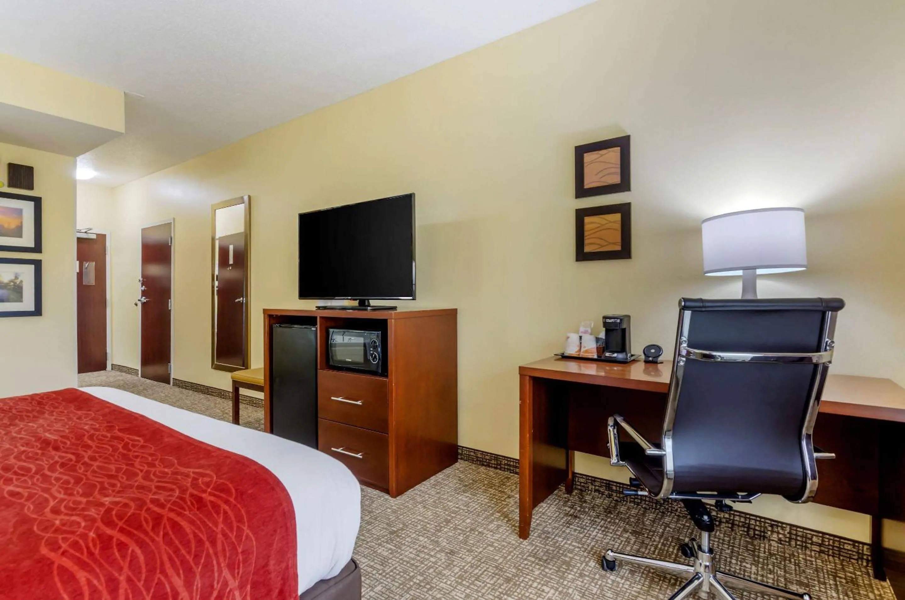 Photo of the whole room, Bed in Comfort Inn & Suites Hillsville I-77