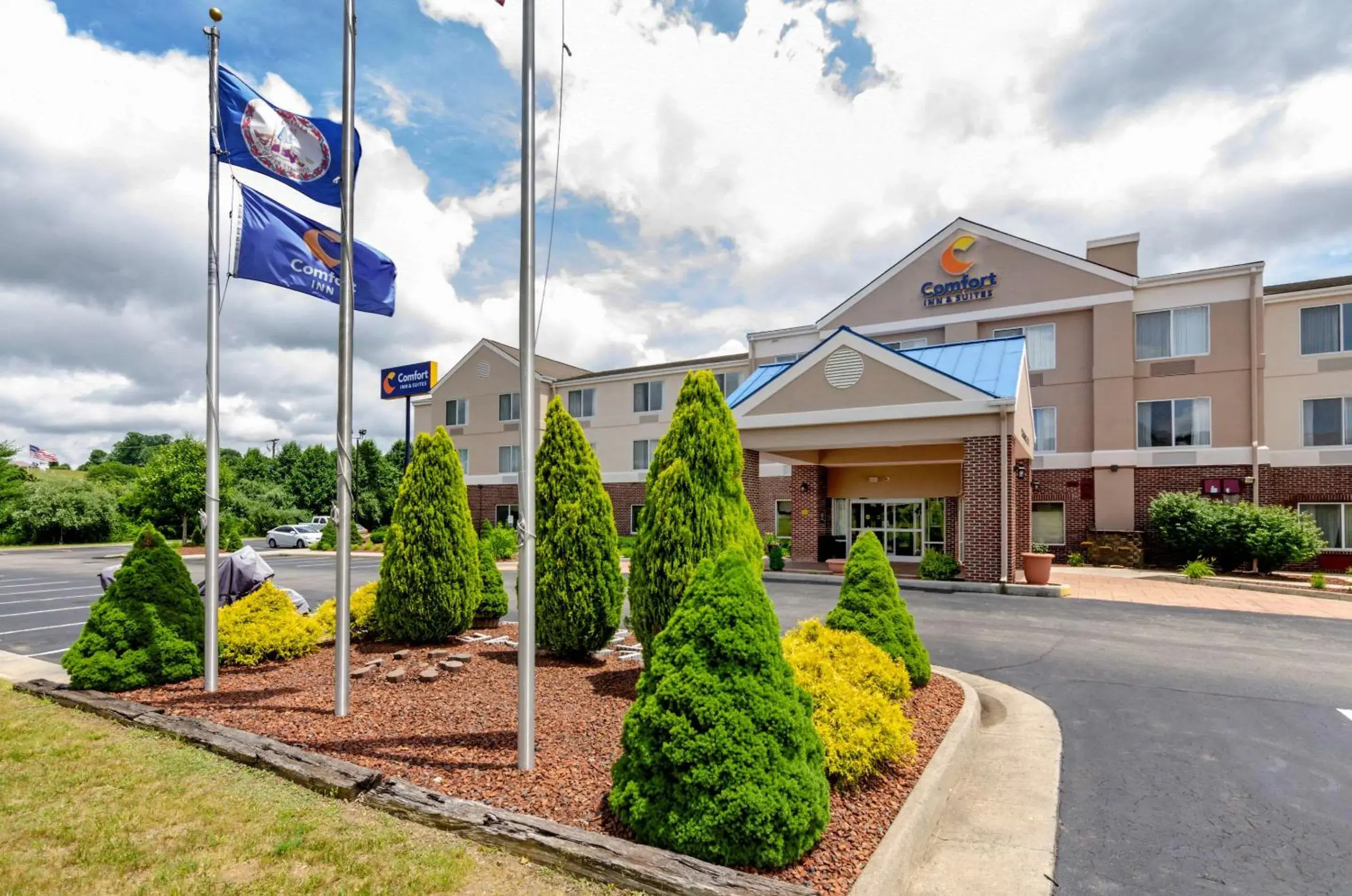 Property building in Comfort Inn & Suites Hillsville I-77 Property building in Comfort Inn & Suites Hillsville I-77
