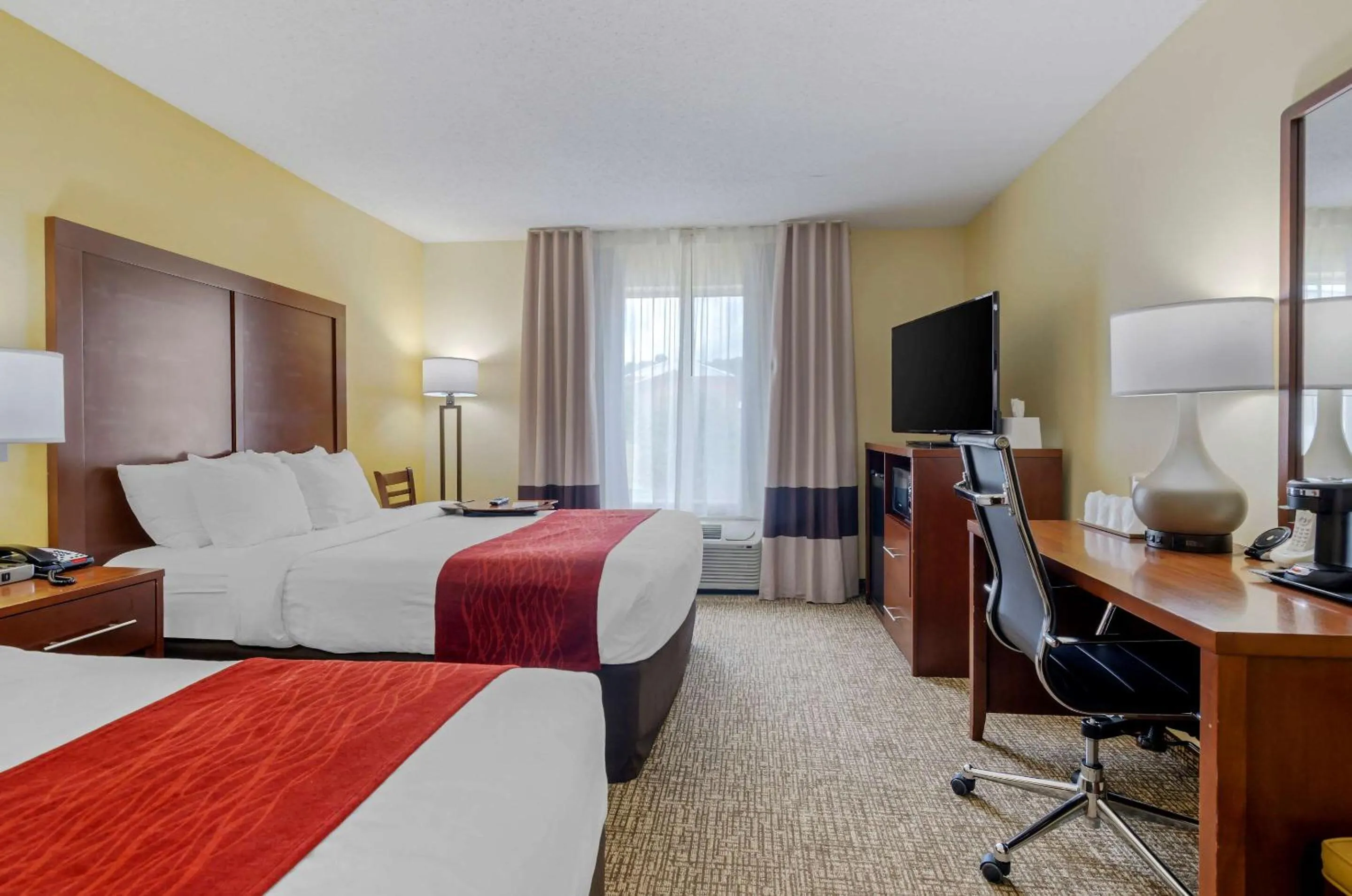 Bedroom, Bed in Comfort Inn & Suites Hillsville I-77