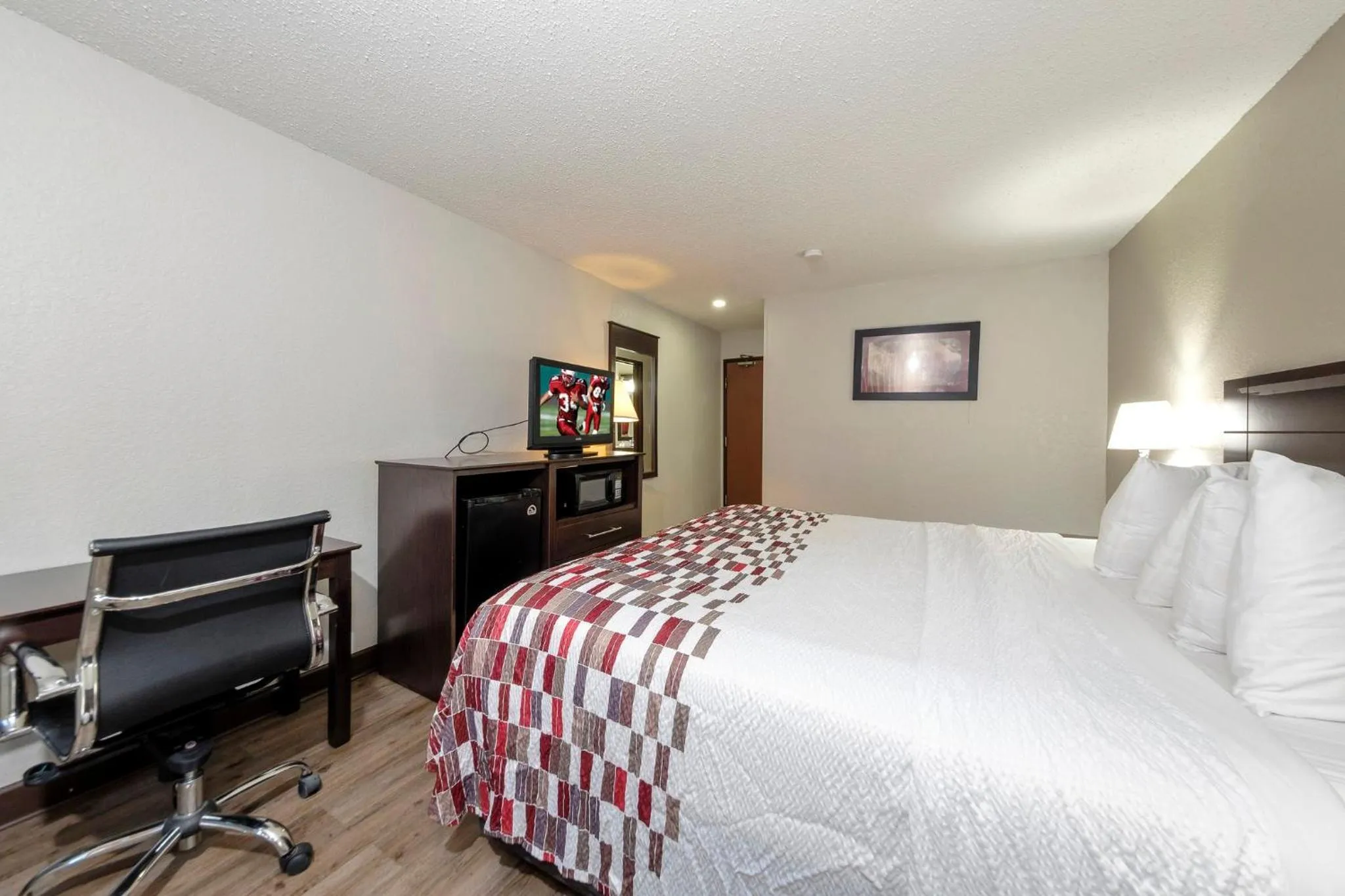 Photo of the whole room, Bed in Red Roof Inn Culpeper