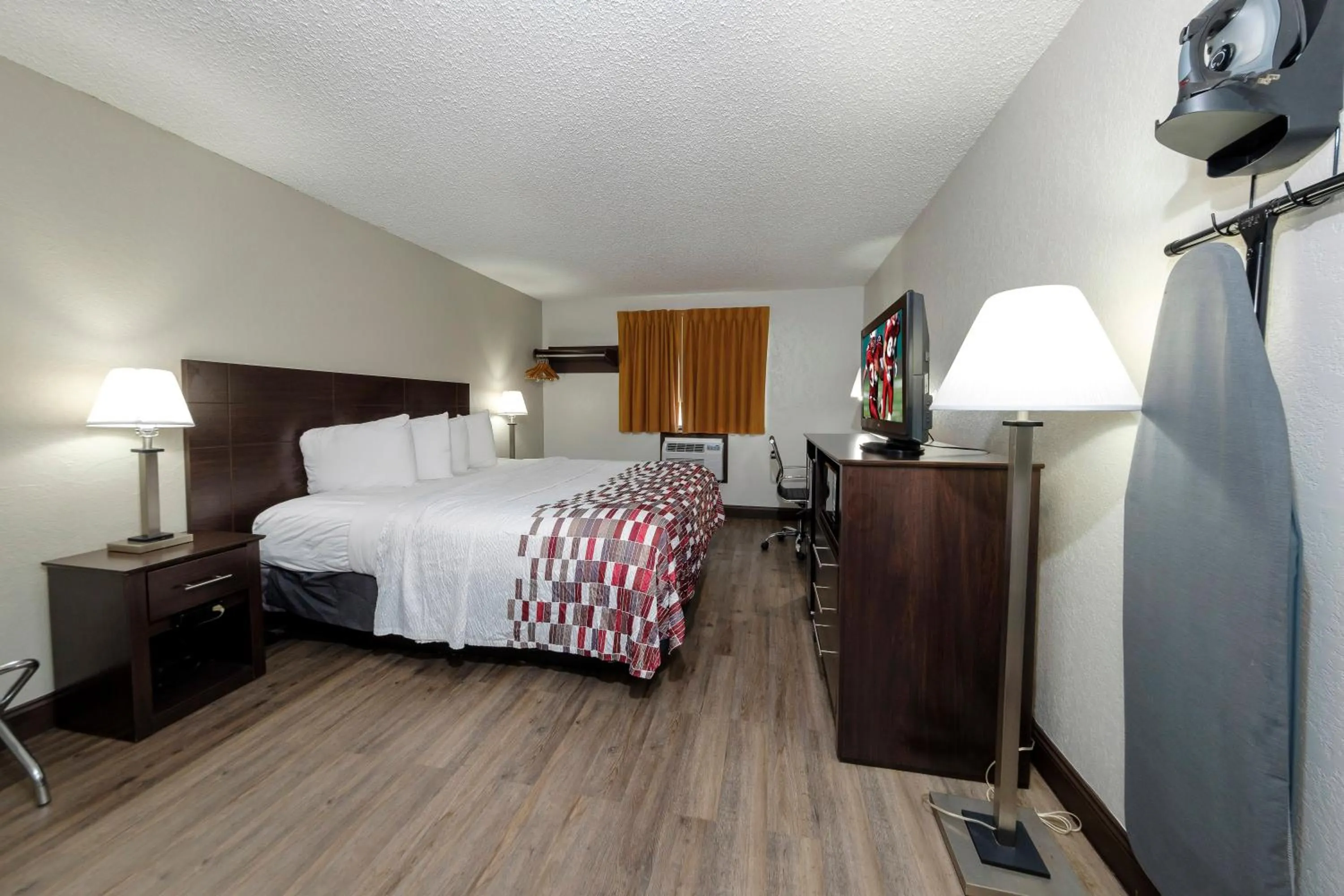 Photo of the whole room, Bed in Red Roof Inn Culpeper