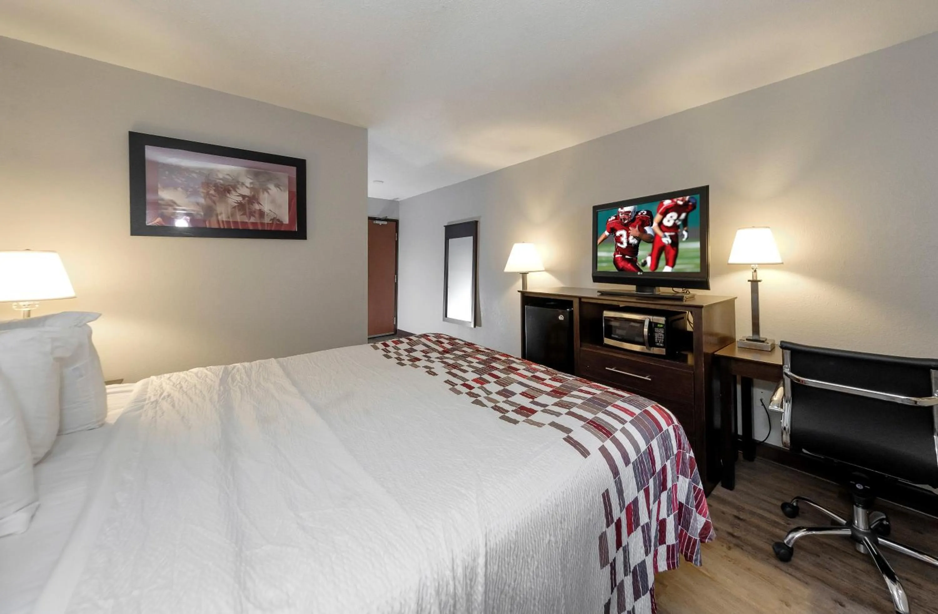 Photo of the whole room, Bed in Red Roof Inn Culpeper