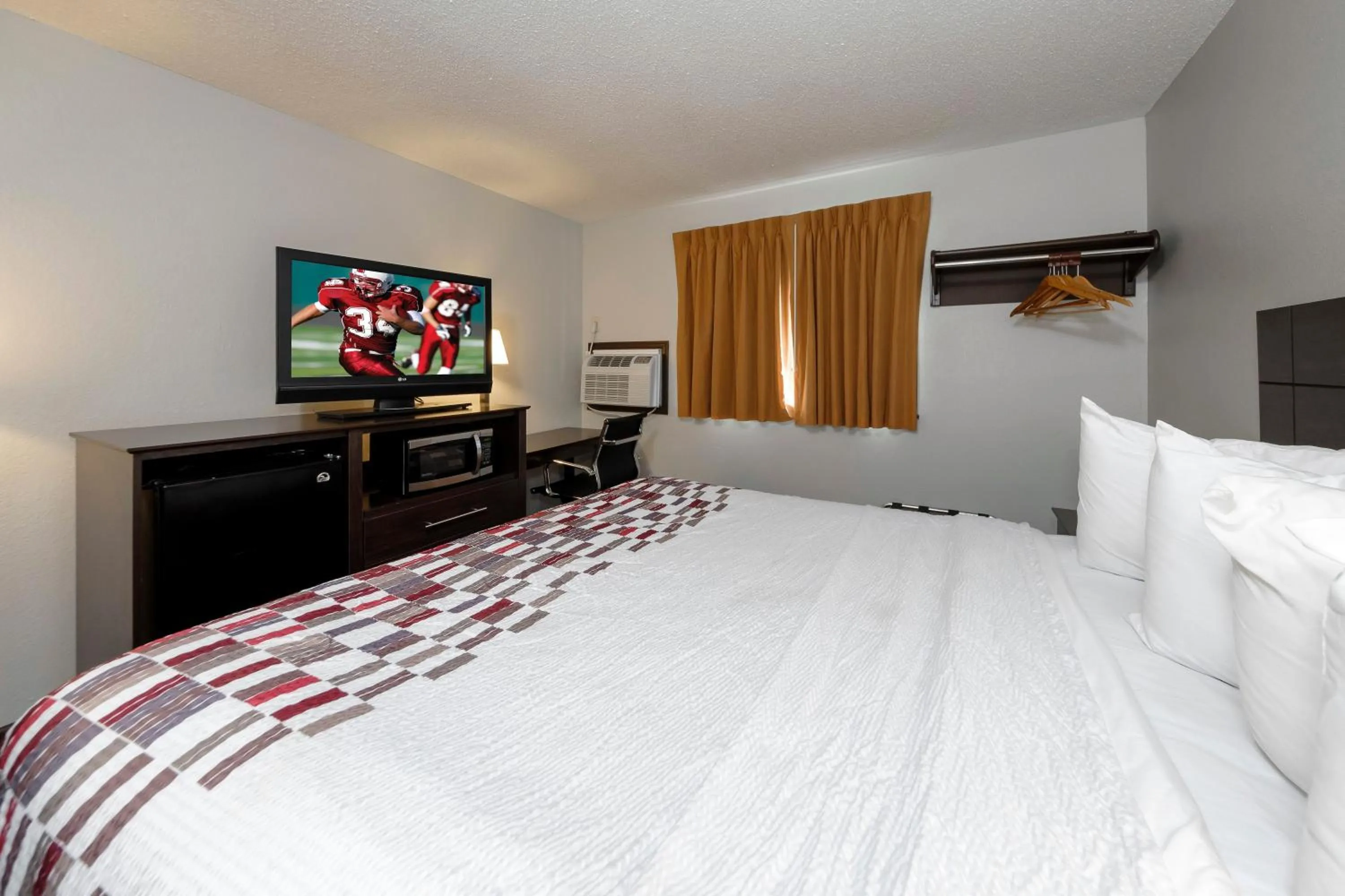 Photo of the whole room, Bed in Red Roof Inn Culpeper