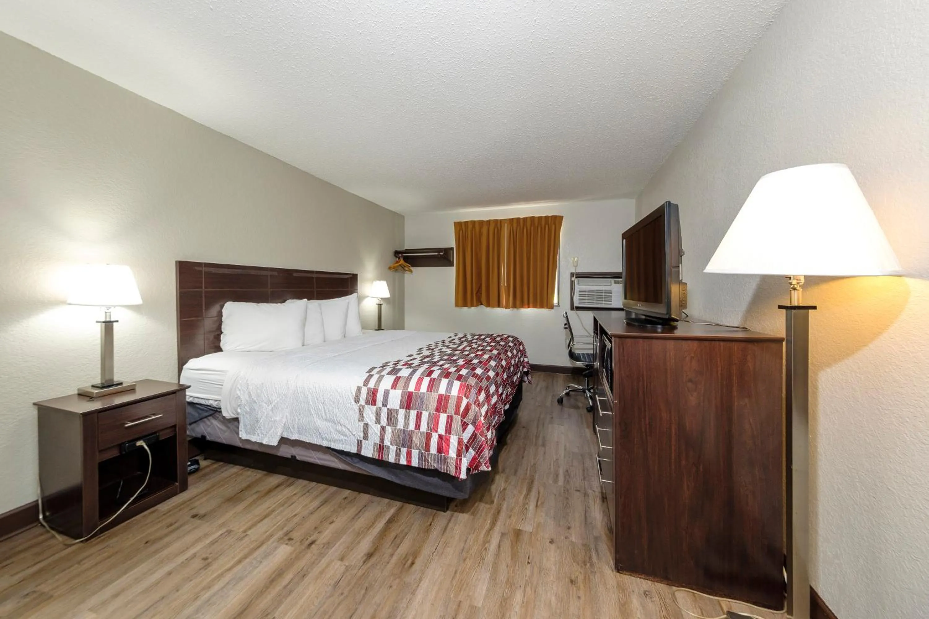 Photo of the whole room, Bed in Red Roof Inn Culpeper
