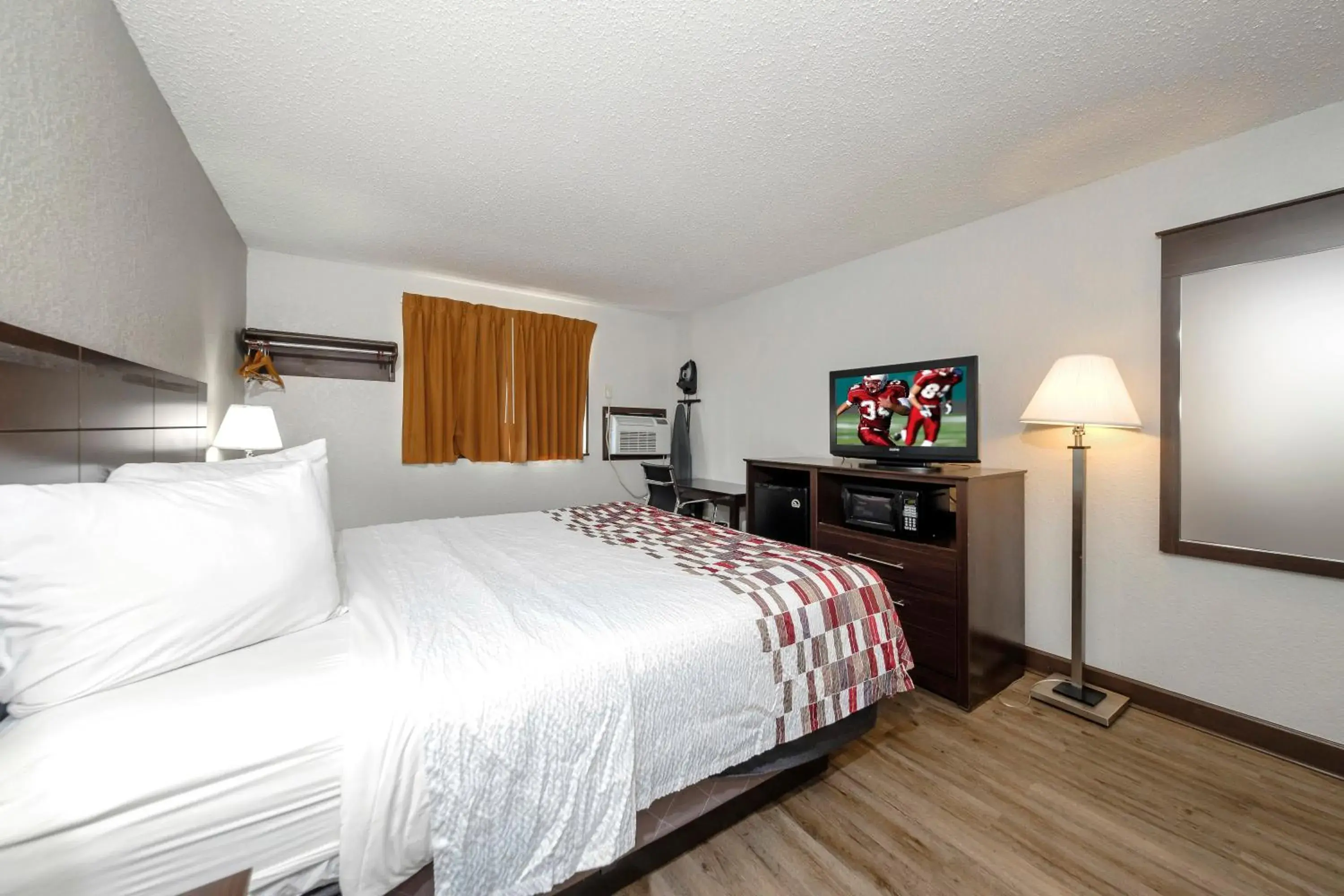 Photo of the whole room, Bed in Red Roof Inn Culpeper Photo of the whole room, Bed in Red Roof Inn Culpeper