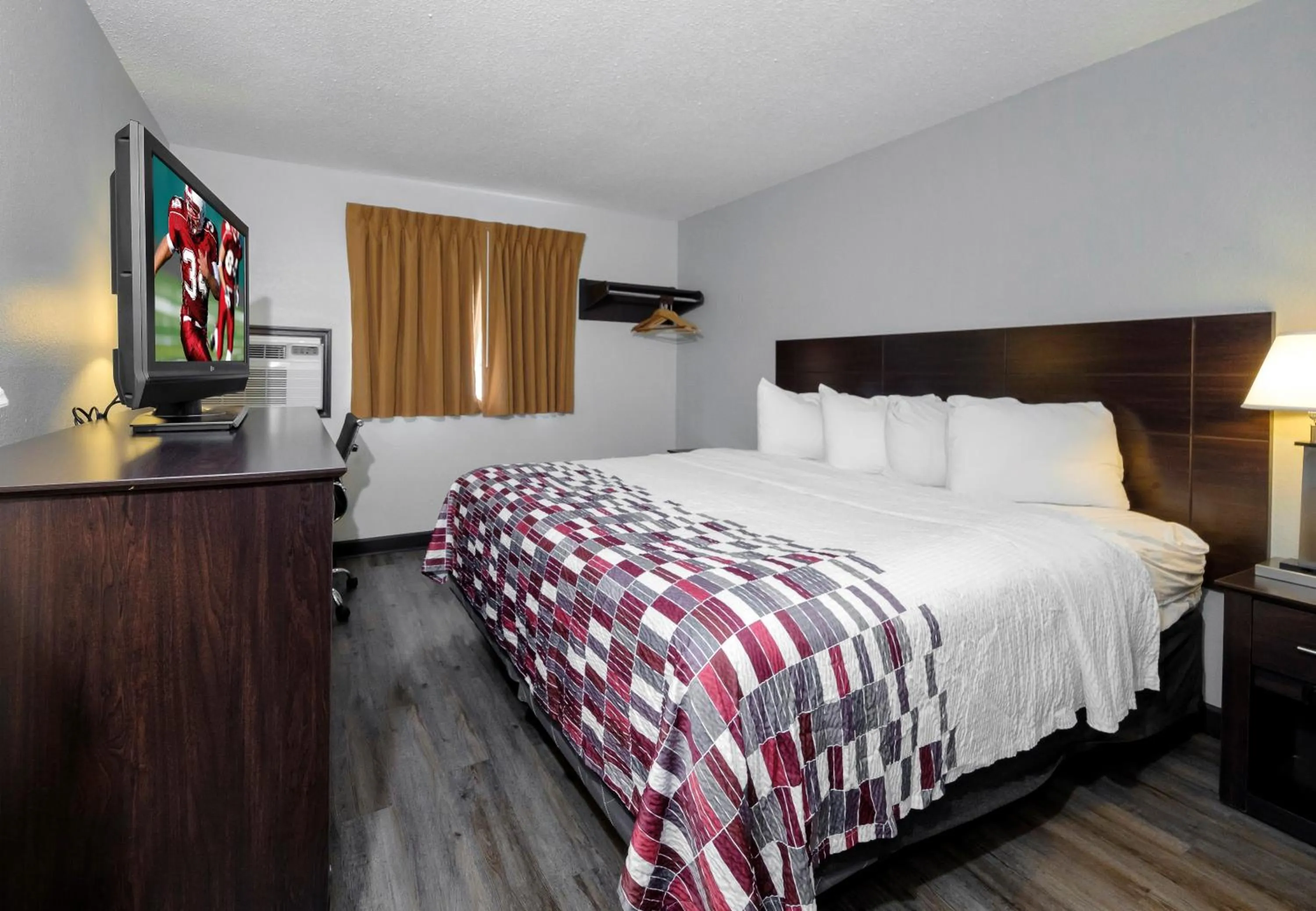 Photo of the whole room, Bed in Red Roof Inn Culpeper