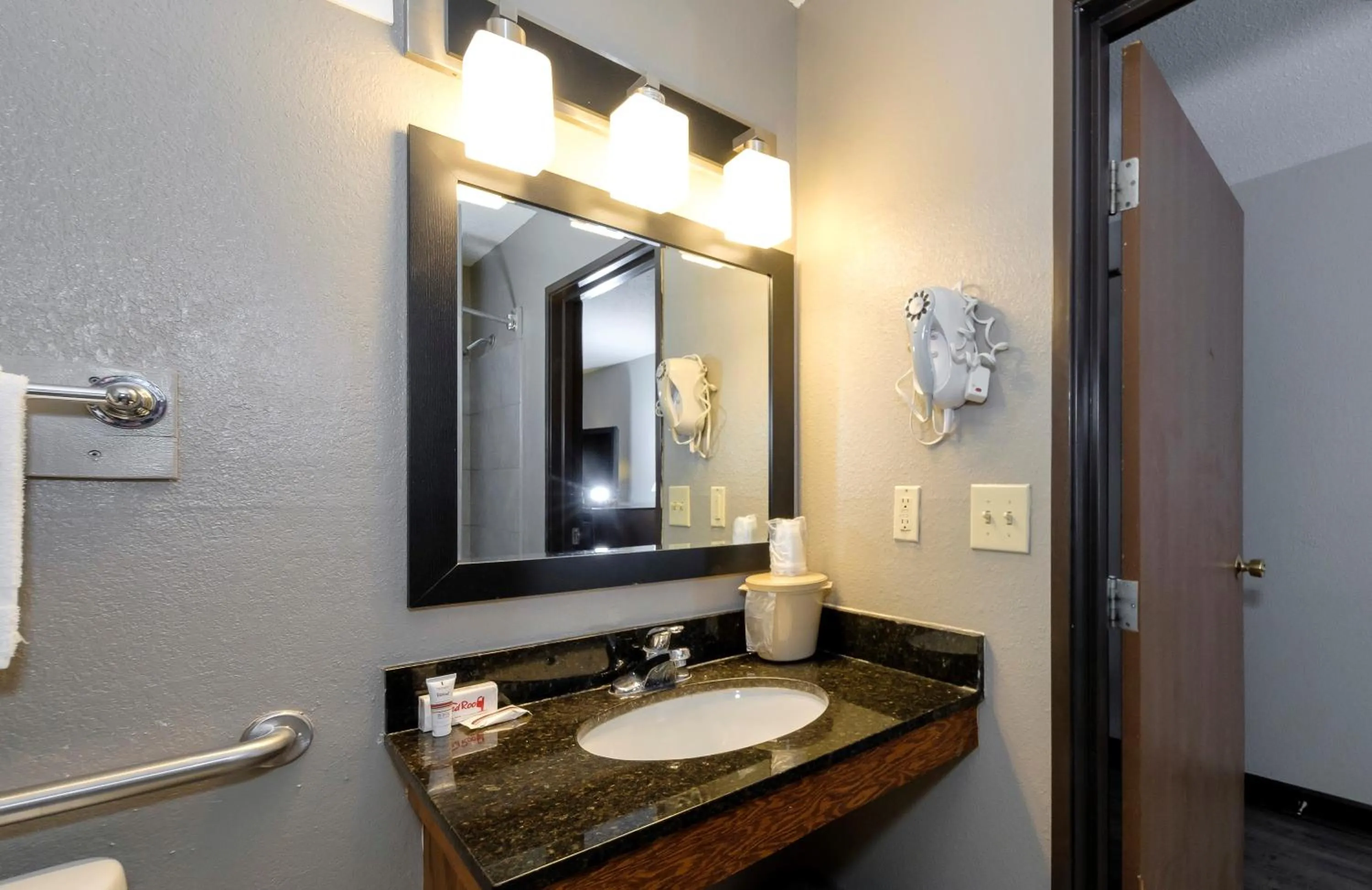 Bathroom in Red Roof Inn Culpeper