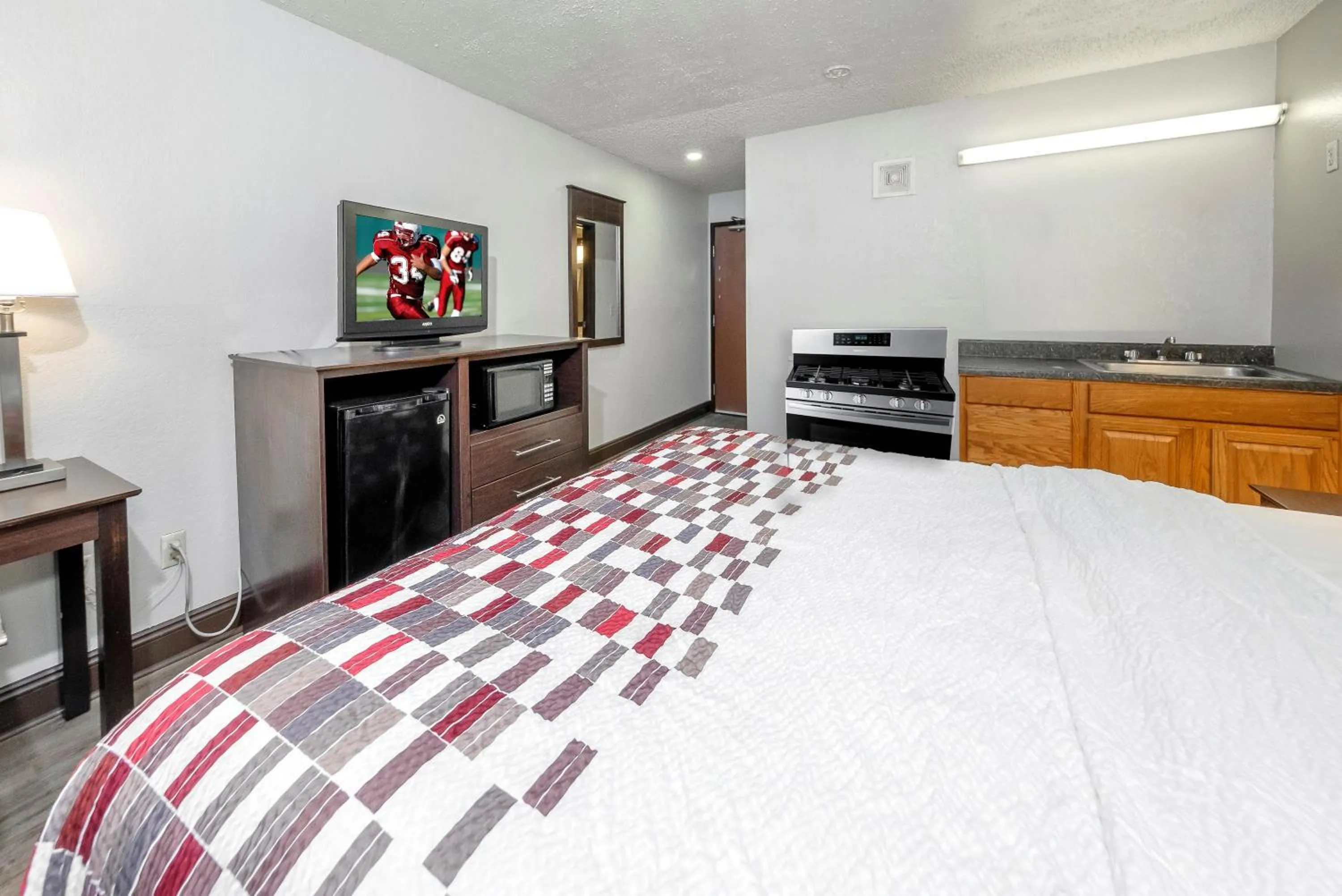 Photo of the whole room, Bed in Red Roof Inn Culpeper