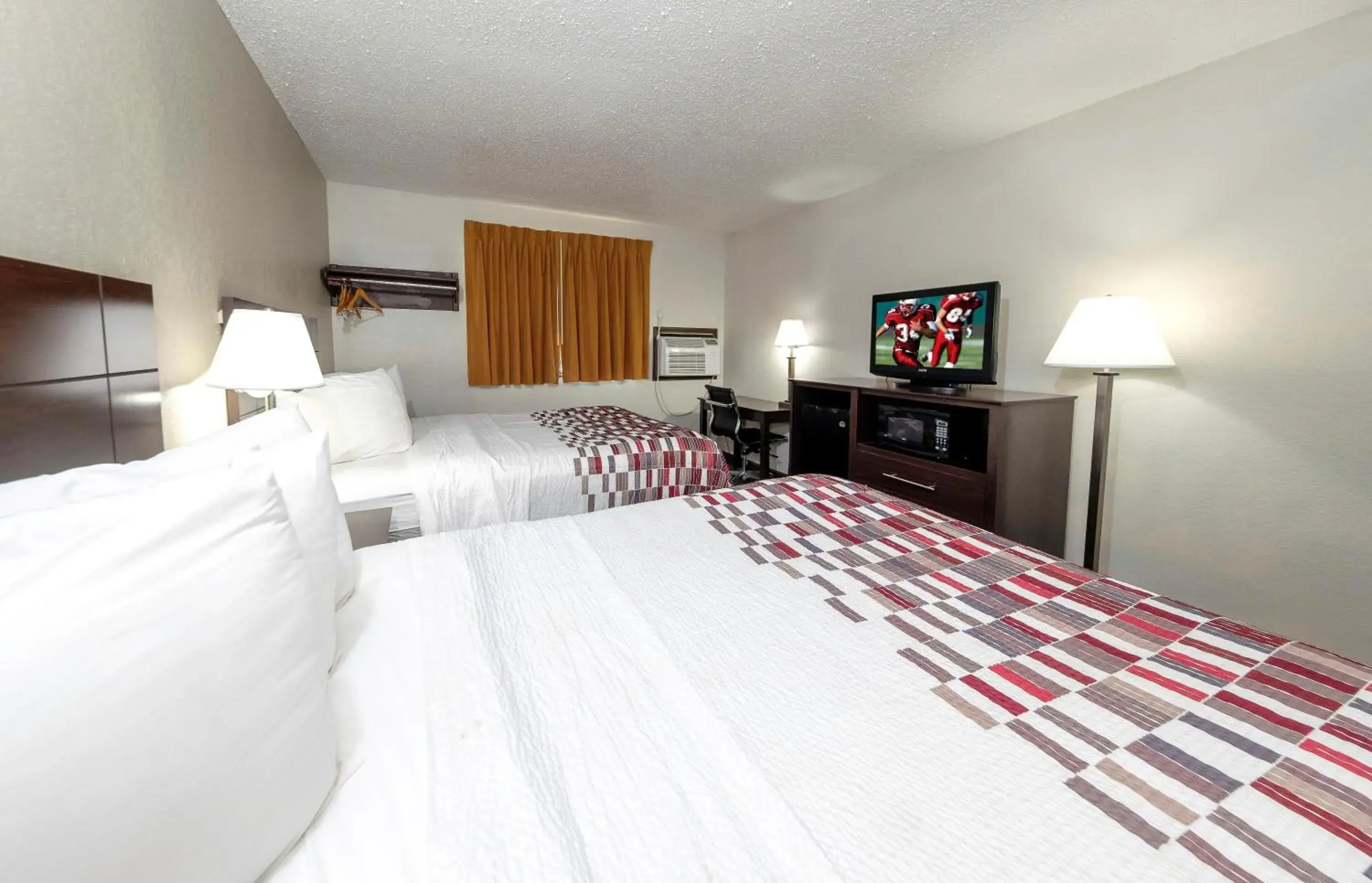 Deluxe Room with Two Queen Beds Smoking in Red Roof Inn Culpeper Deluxe Room with Two Queen Beds Smoking in Red Roof Inn Culpeper