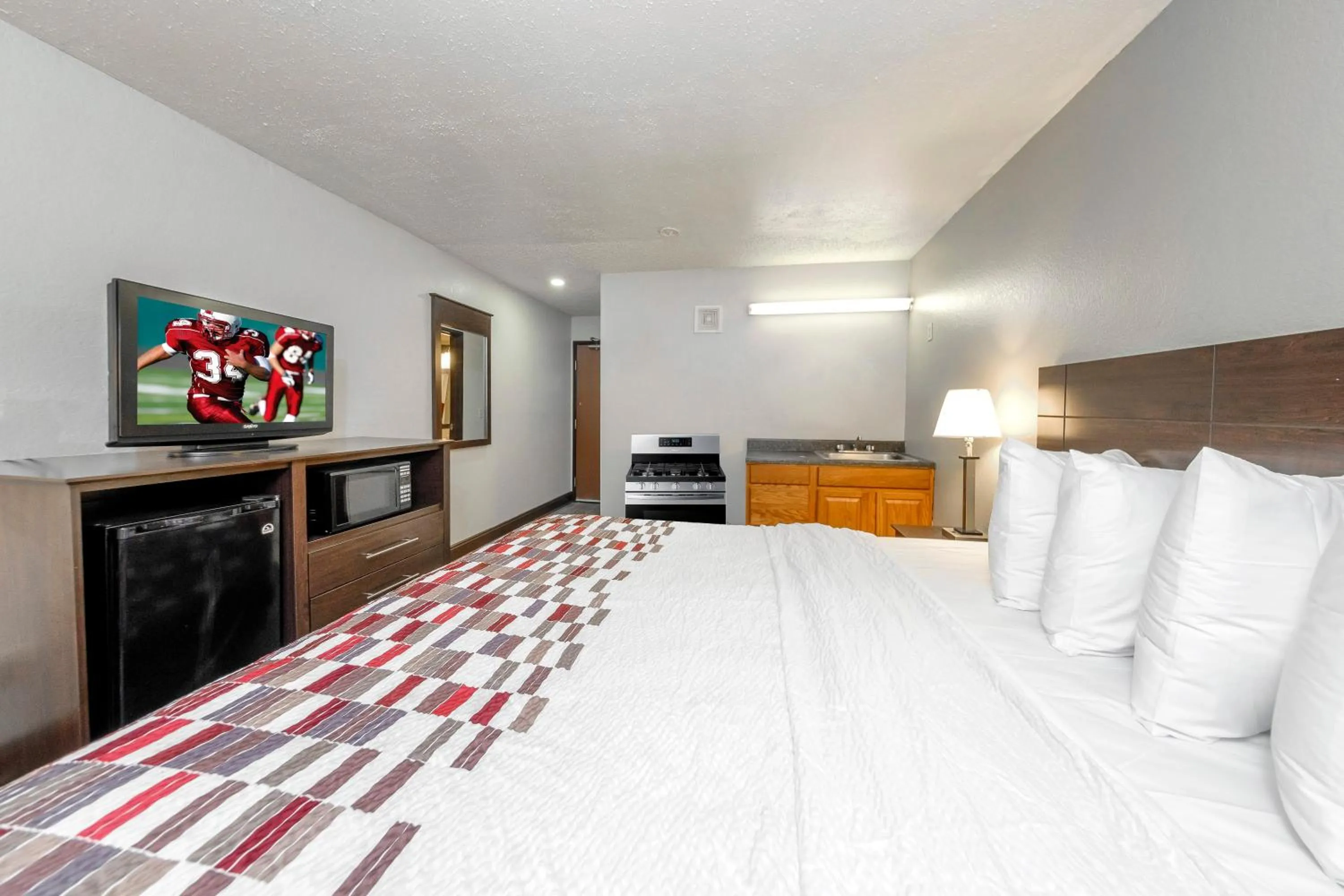 Photo of the whole room, Bed in Red Roof Inn Culpeper