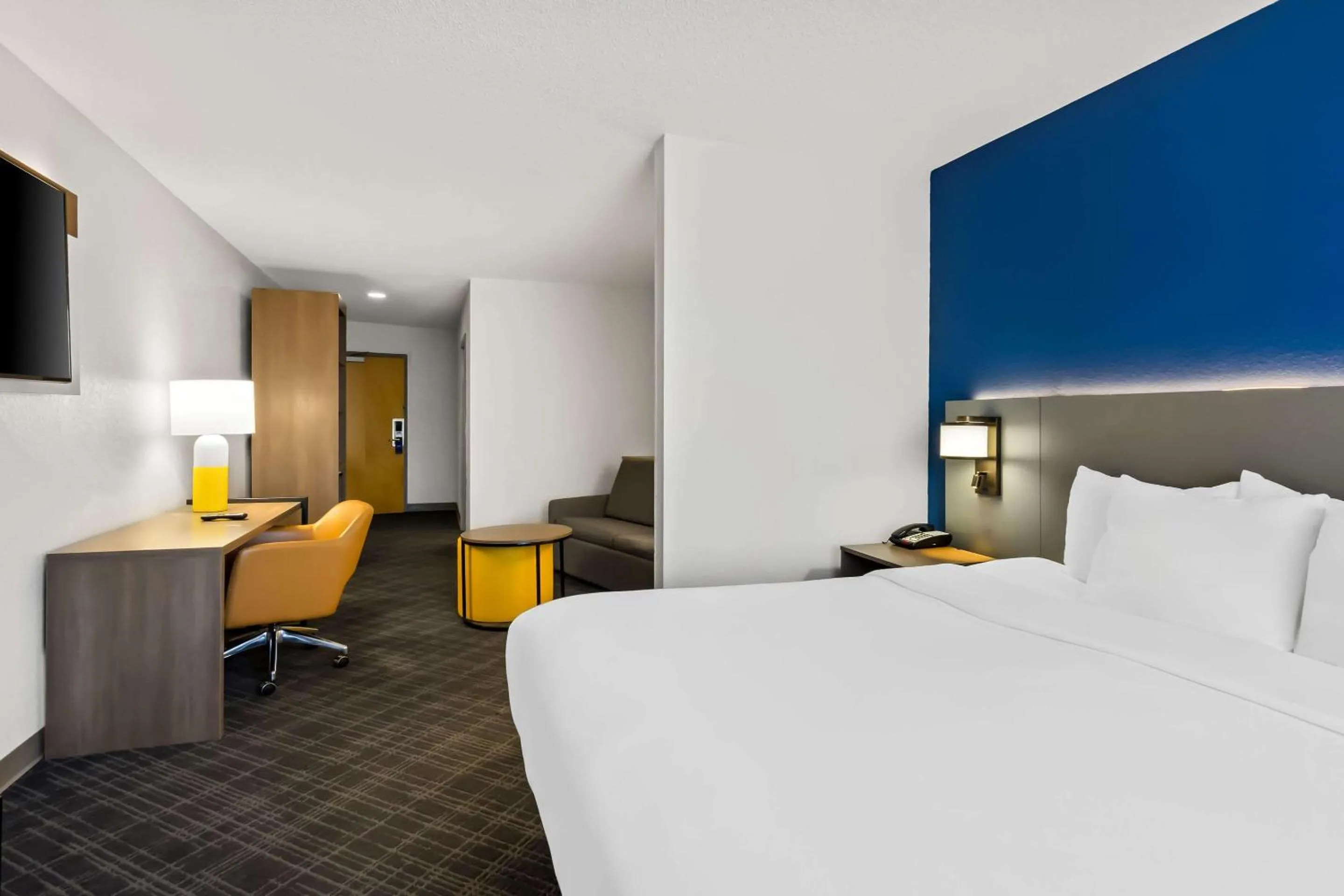 Bedroom, Bed in Comfort Suites Salem-Roanoke I-81