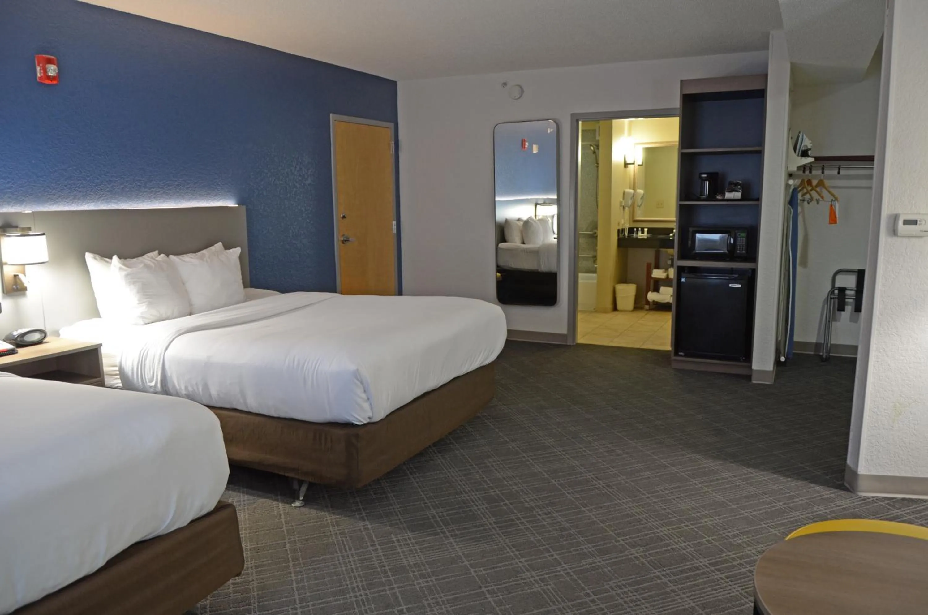 Bed in Comfort Suites Salem-Roanoke I-81