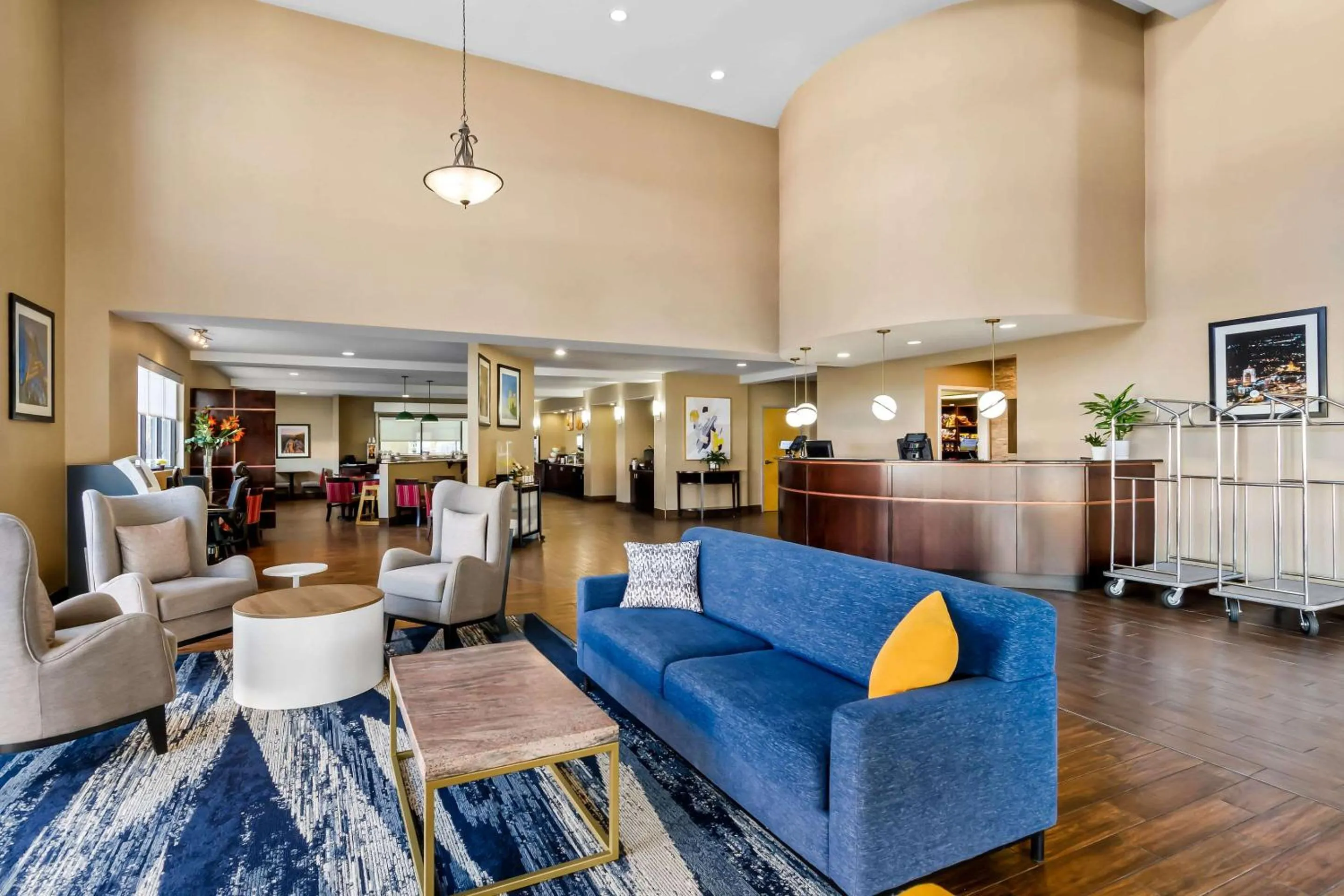 Lobby or reception in Comfort Suites Salem-Roanoke I-81
