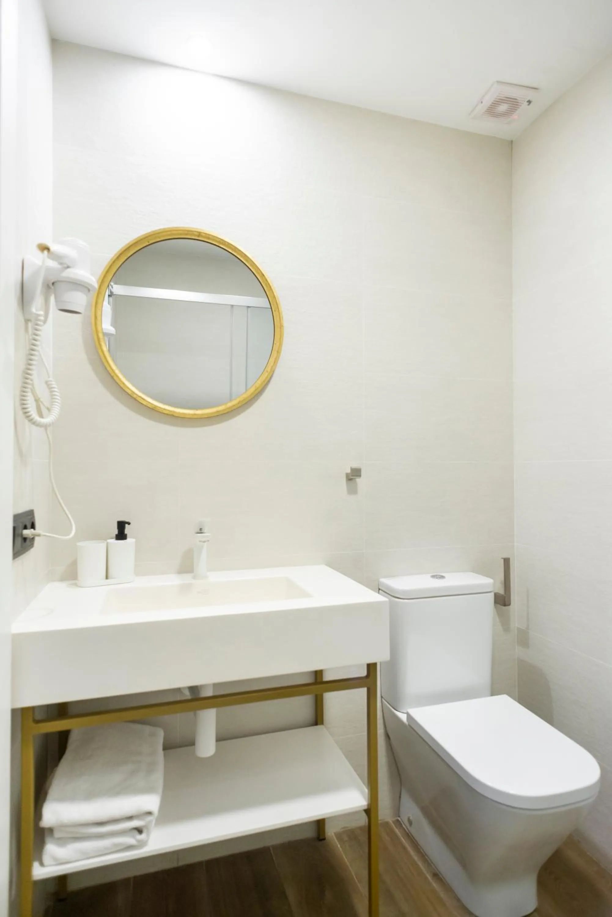 Bathroom in Blanq Comedias