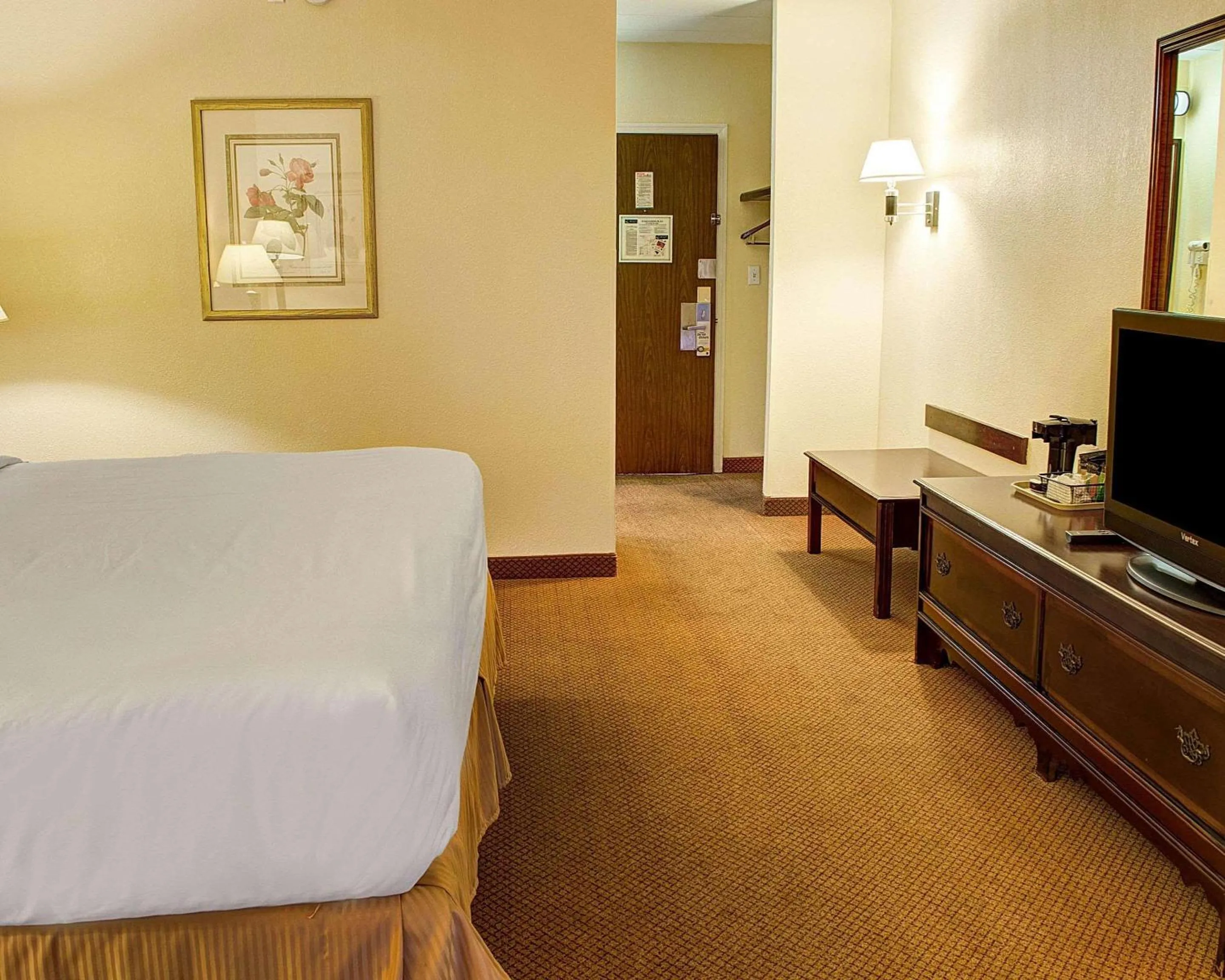 Photo of the whole room, Bed in Quality Inn North