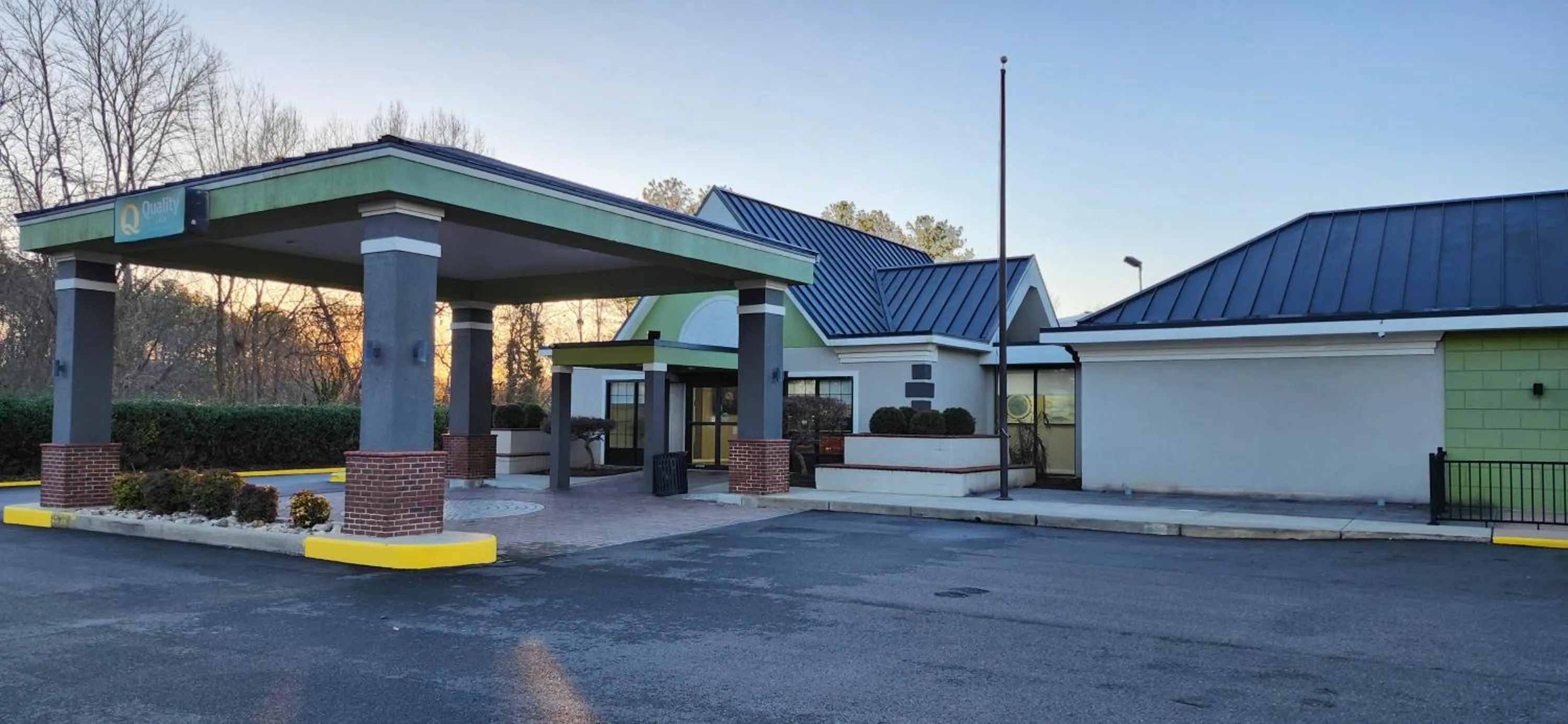 Property building in Quality Inn North