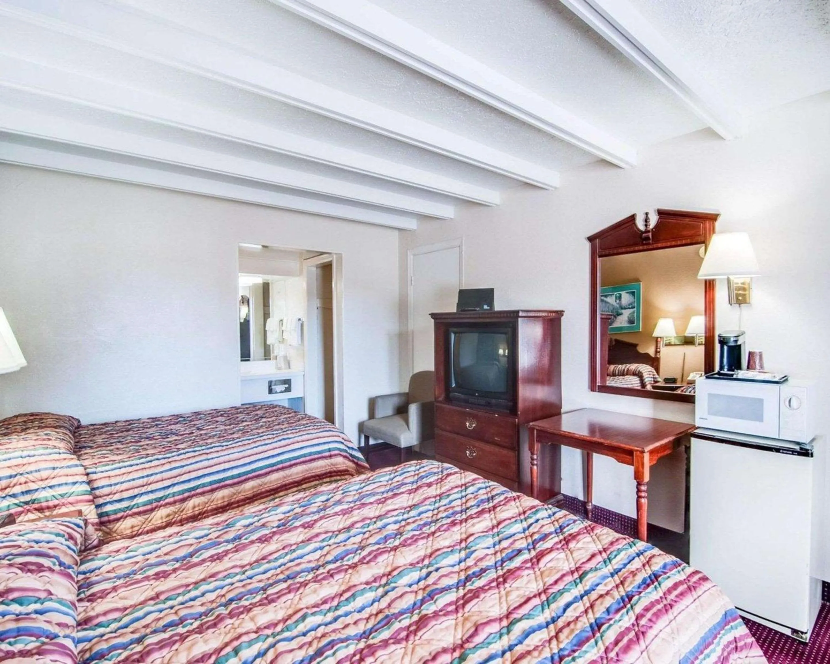 Photo of the whole room, TV/Entertainment Center in Rodeway Inn Galax Highway 58