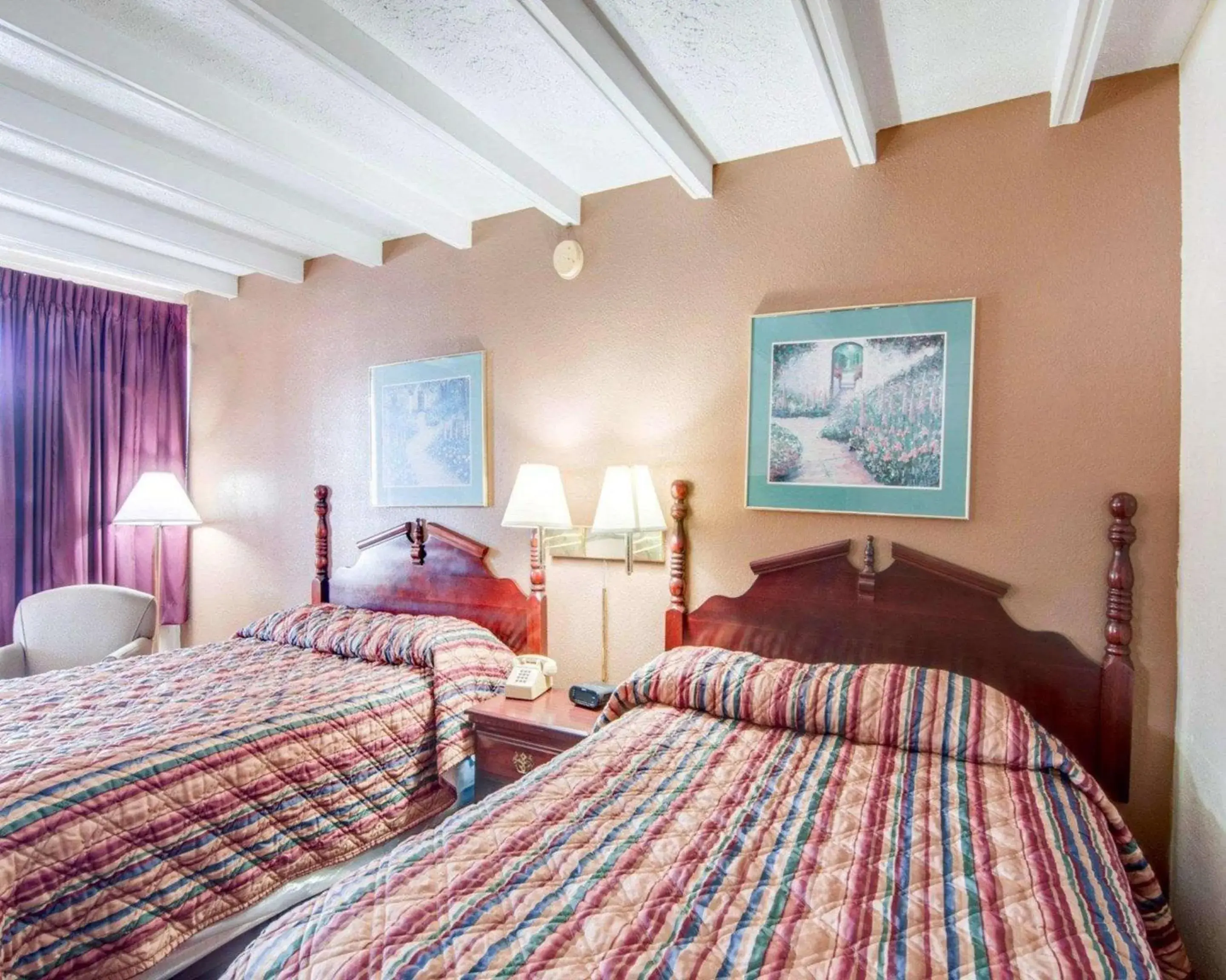 Photo of the whole room, Bed in Rodeway Inn Galax Highway 58
