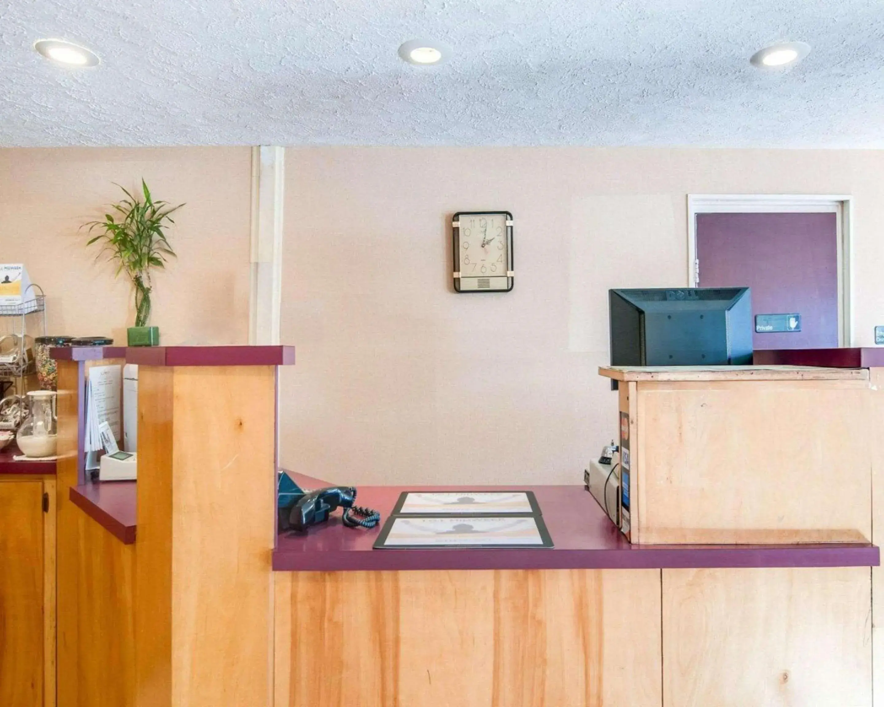 Lobby or reception, TV/Entertainment Center in Rodeway Inn Galax Highway 58