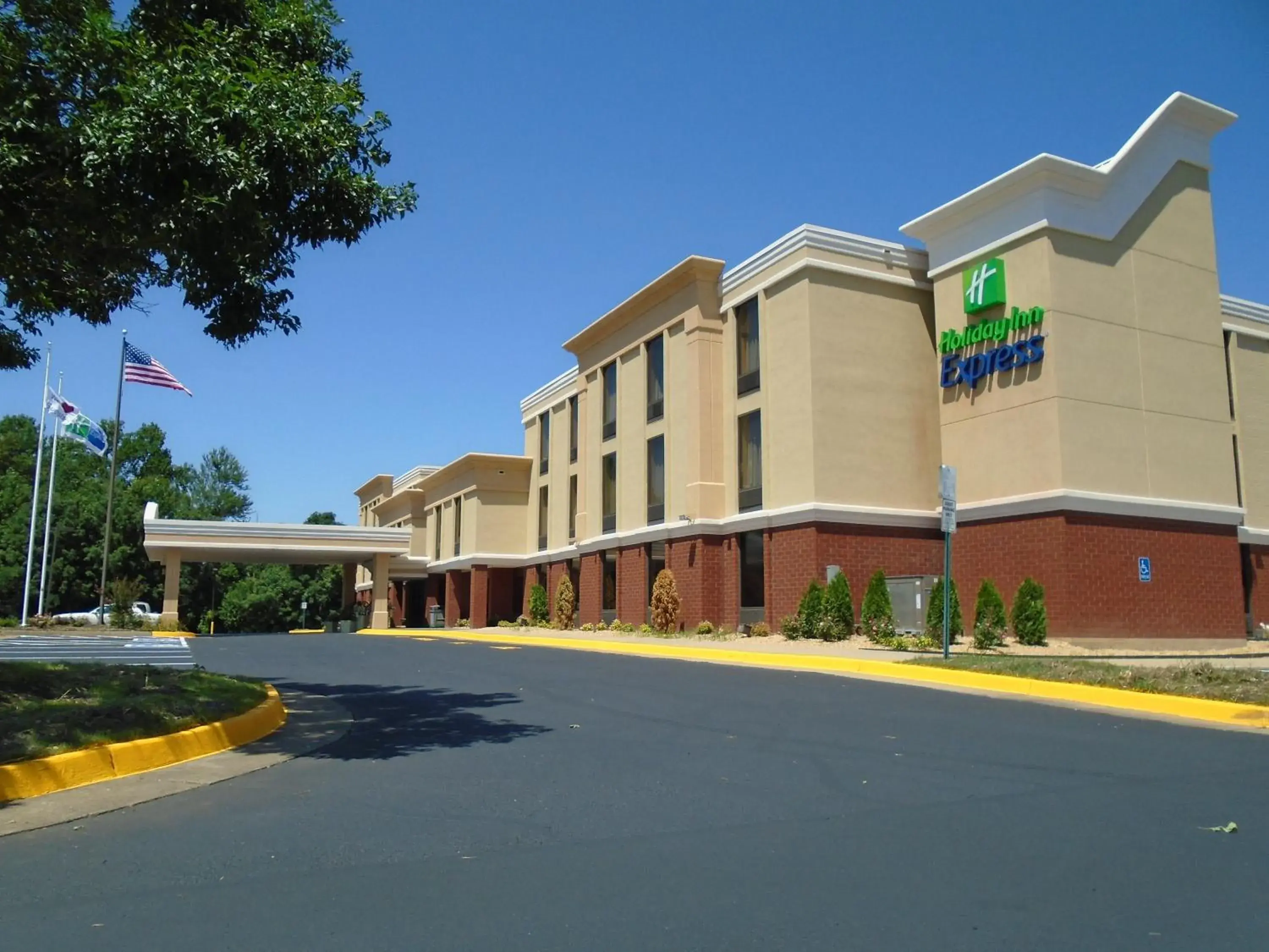 Property building in Holiday Inn Express Hotel & Suites Midlothian Turnpike by IHG Property building in Holiday Inn Express Hotel & Suites Midlothian Turnpike by IHG