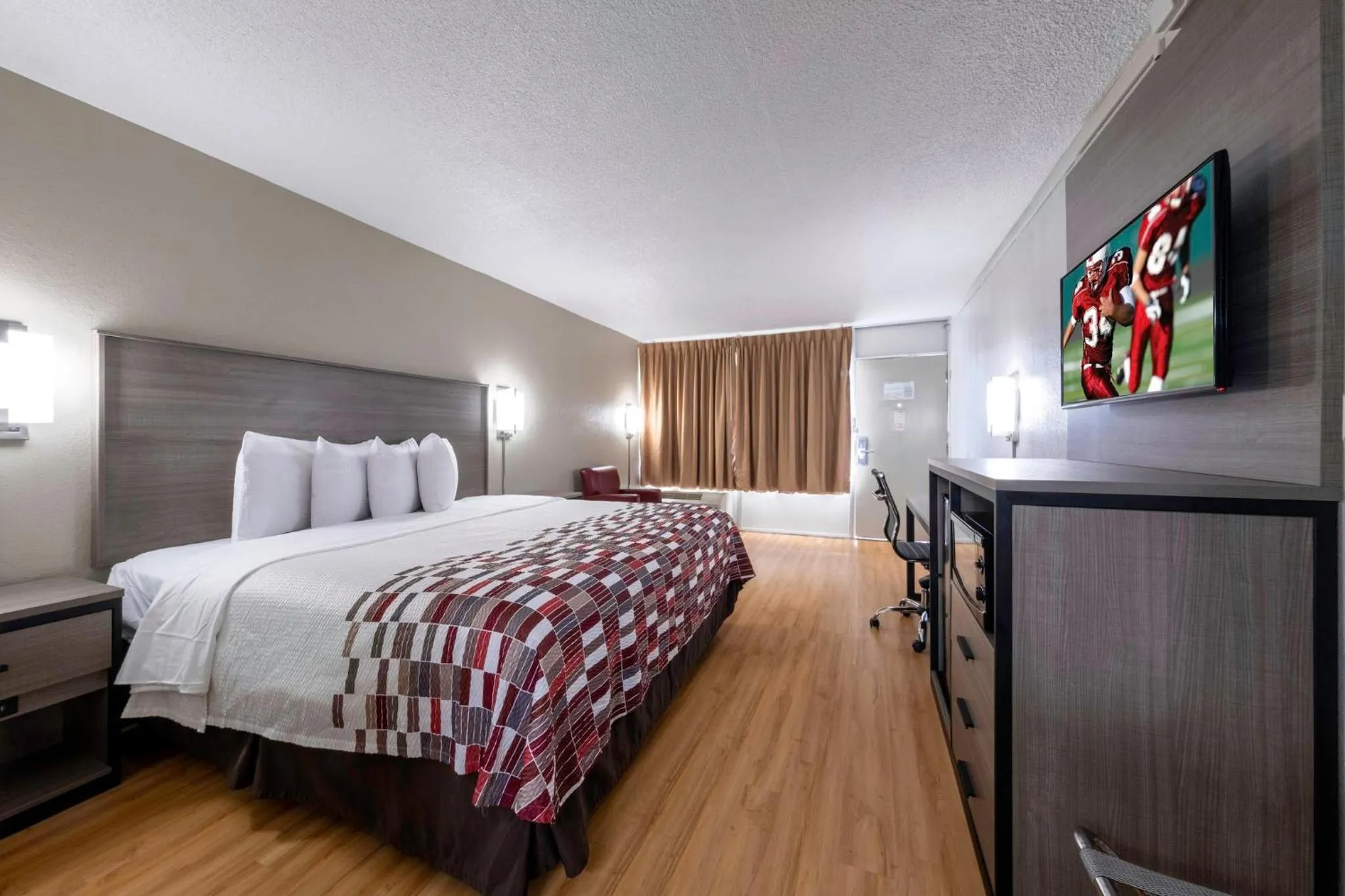 Photo of the whole room, Bed in Red Roof Inn Charlottesville