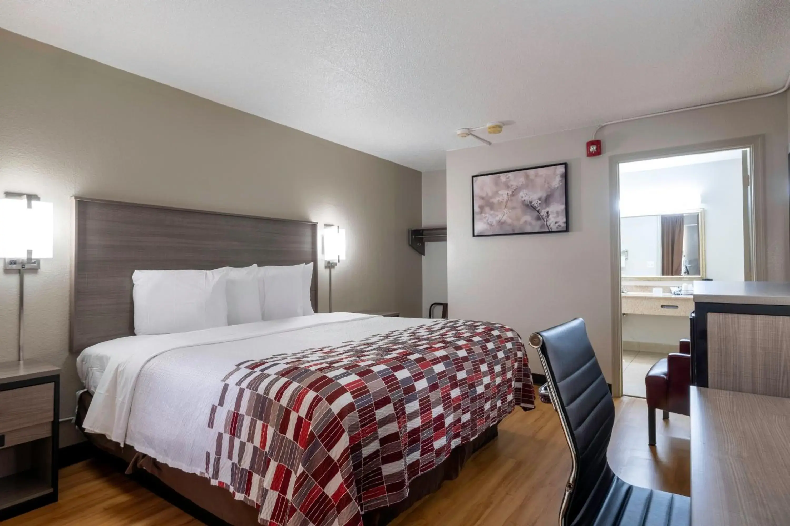 Superior King Room Disability Access Roll-In Shower Smoke Free in Red Roof Inn Charlottesville Superior King Room Disability Access Roll-In Shower Smoke Free in Red Roof Inn Charlottesville