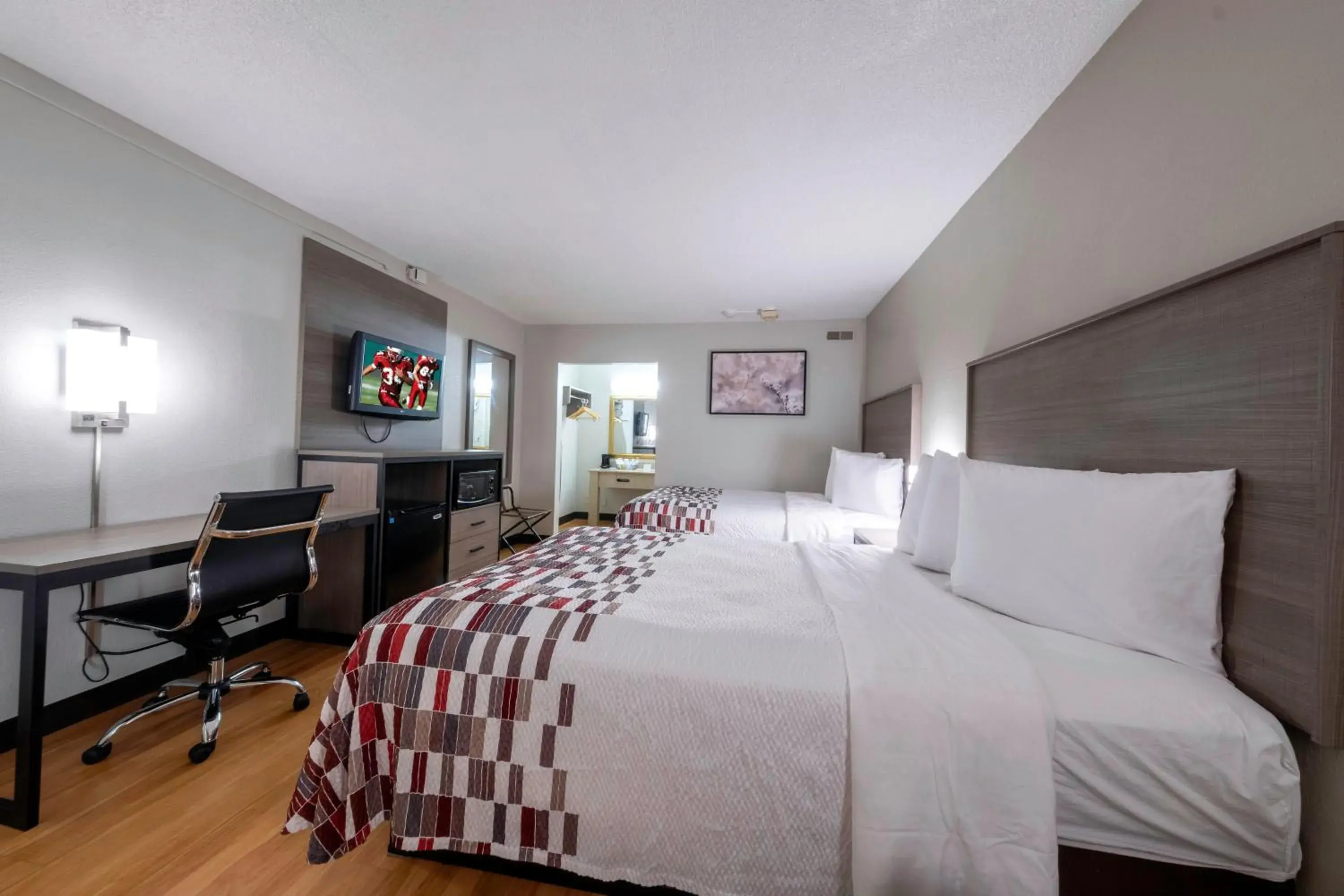 Photo of the whole room, Bed in Red Roof Inn Charlottesville Photo of the whole room, Bed in Red Roof Inn Charlottesville