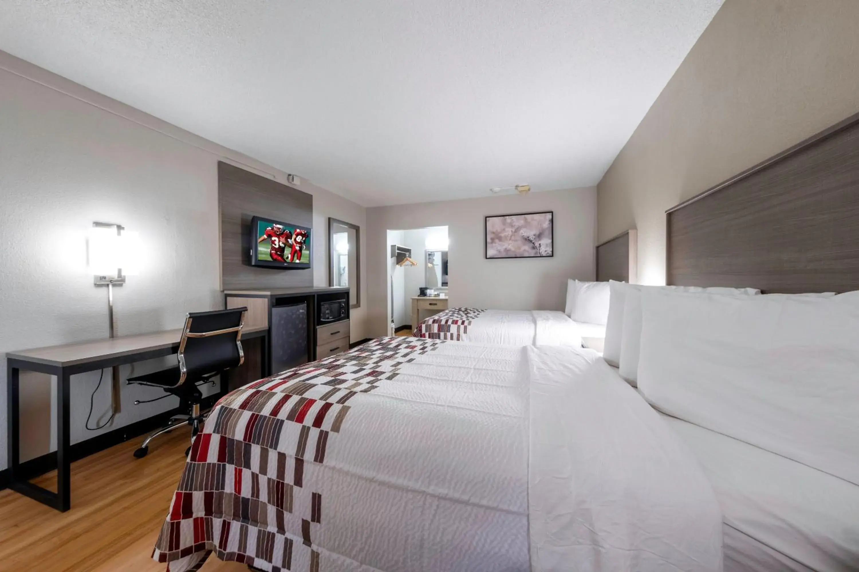 Photo of the whole room, Bed in Red Roof Inn Charlottesville Photo of the whole room, Bed in Red Roof Inn Charlottesville