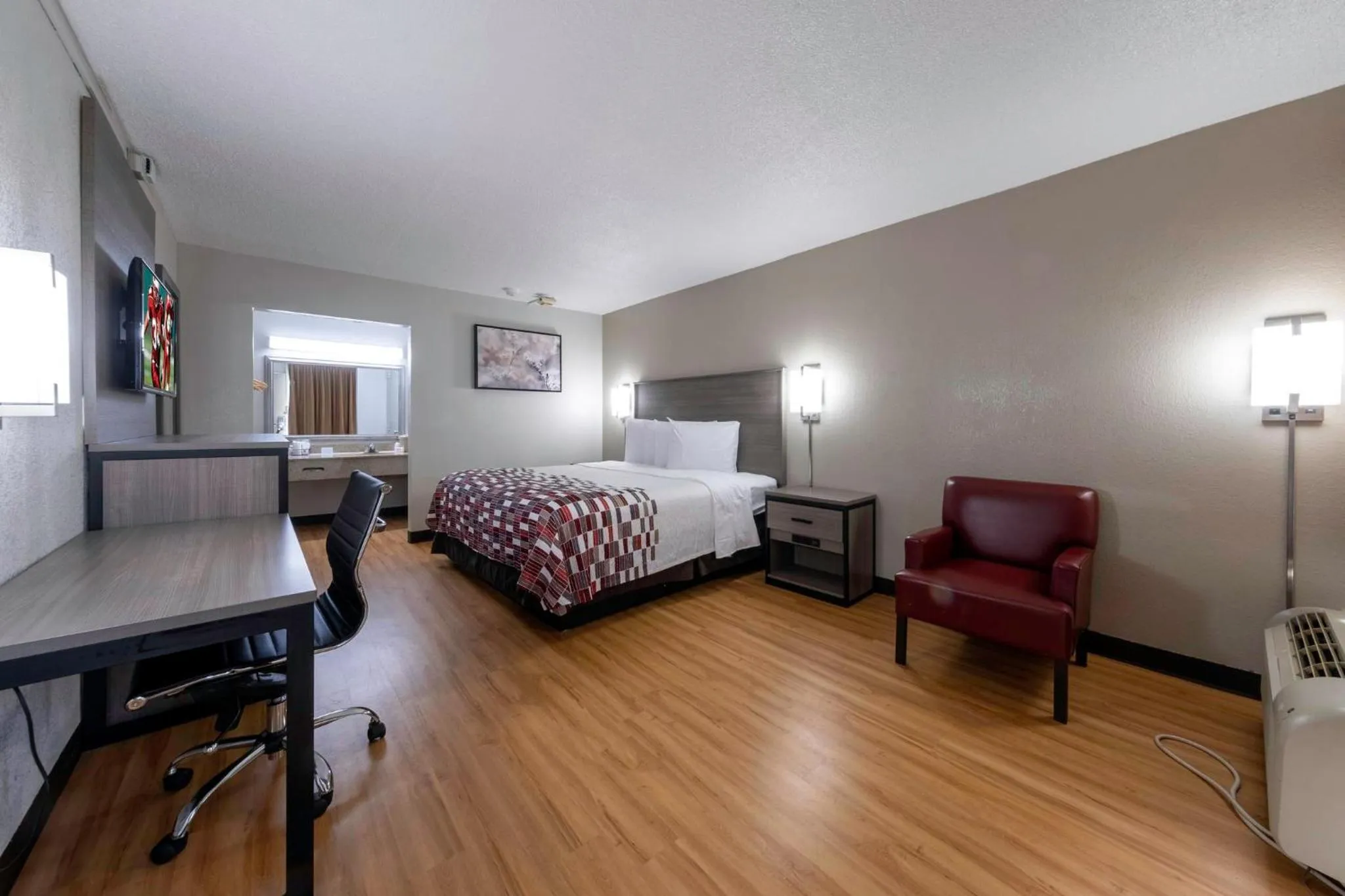 Photo of the whole room, Bed in Red Roof Inn Charlottesville