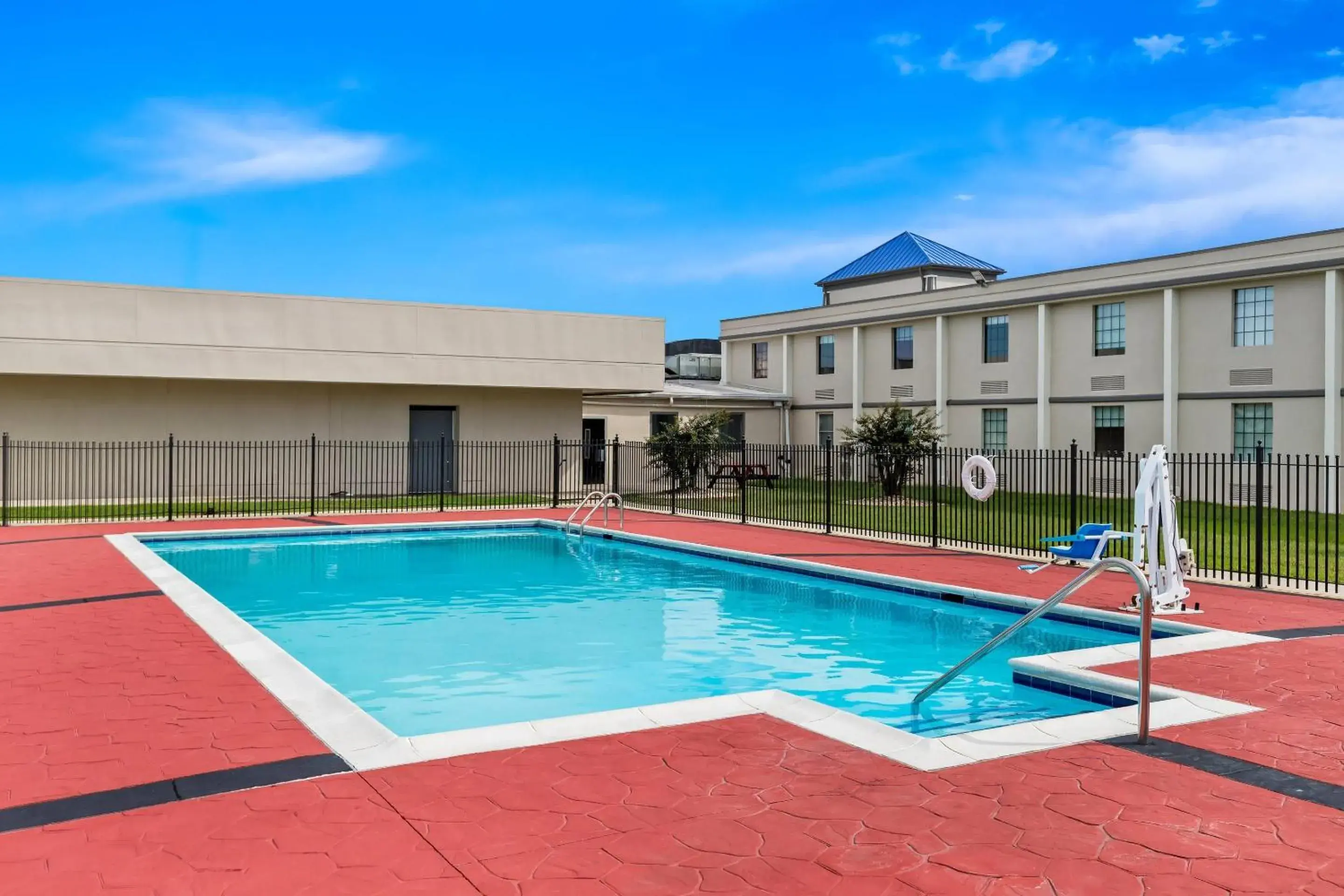 Swimming pool in Suburban Studios Chester I-95 Swimming pool in Suburban Studios Chester I-95