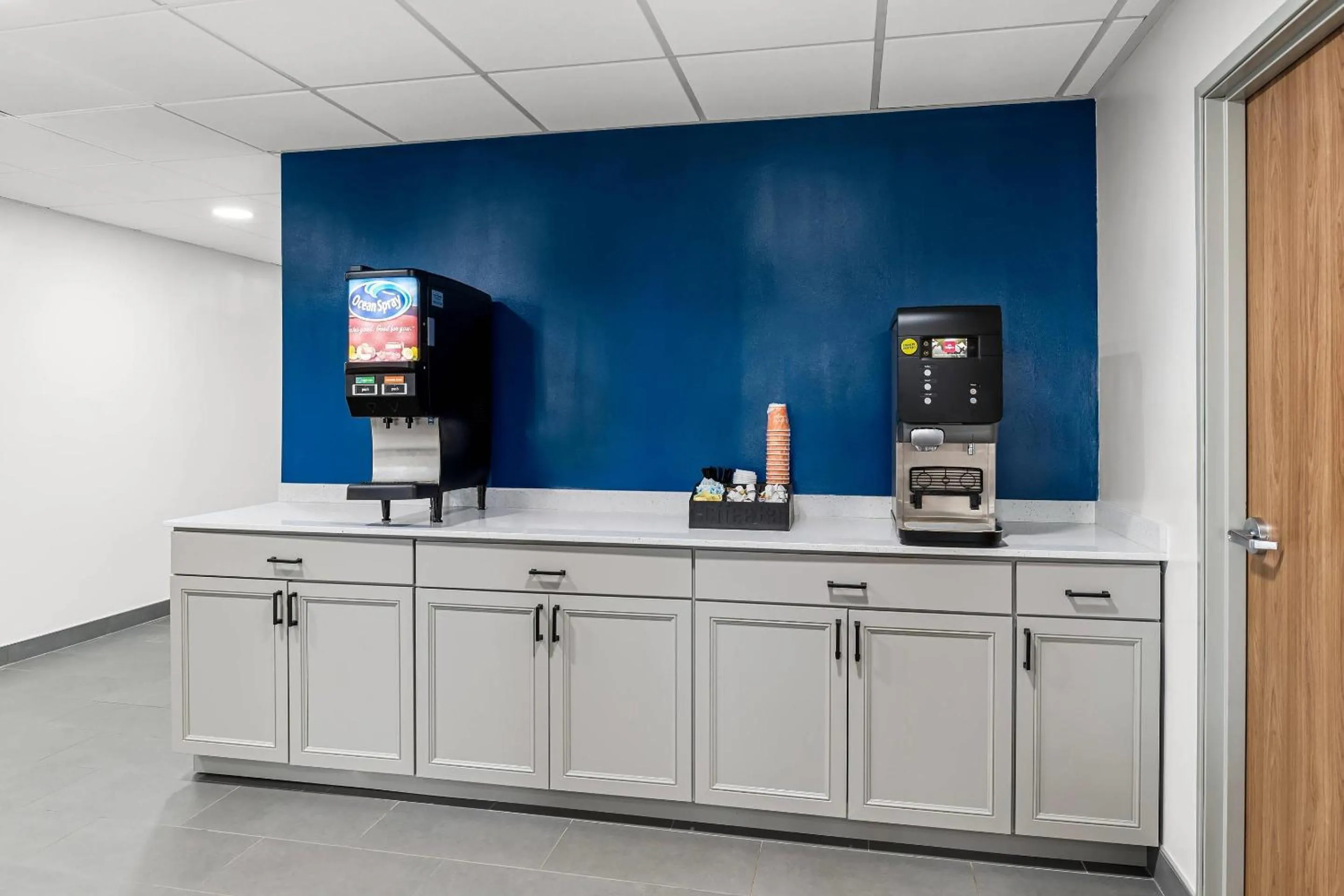 Breakfast in Suburban Studios Chester I-95