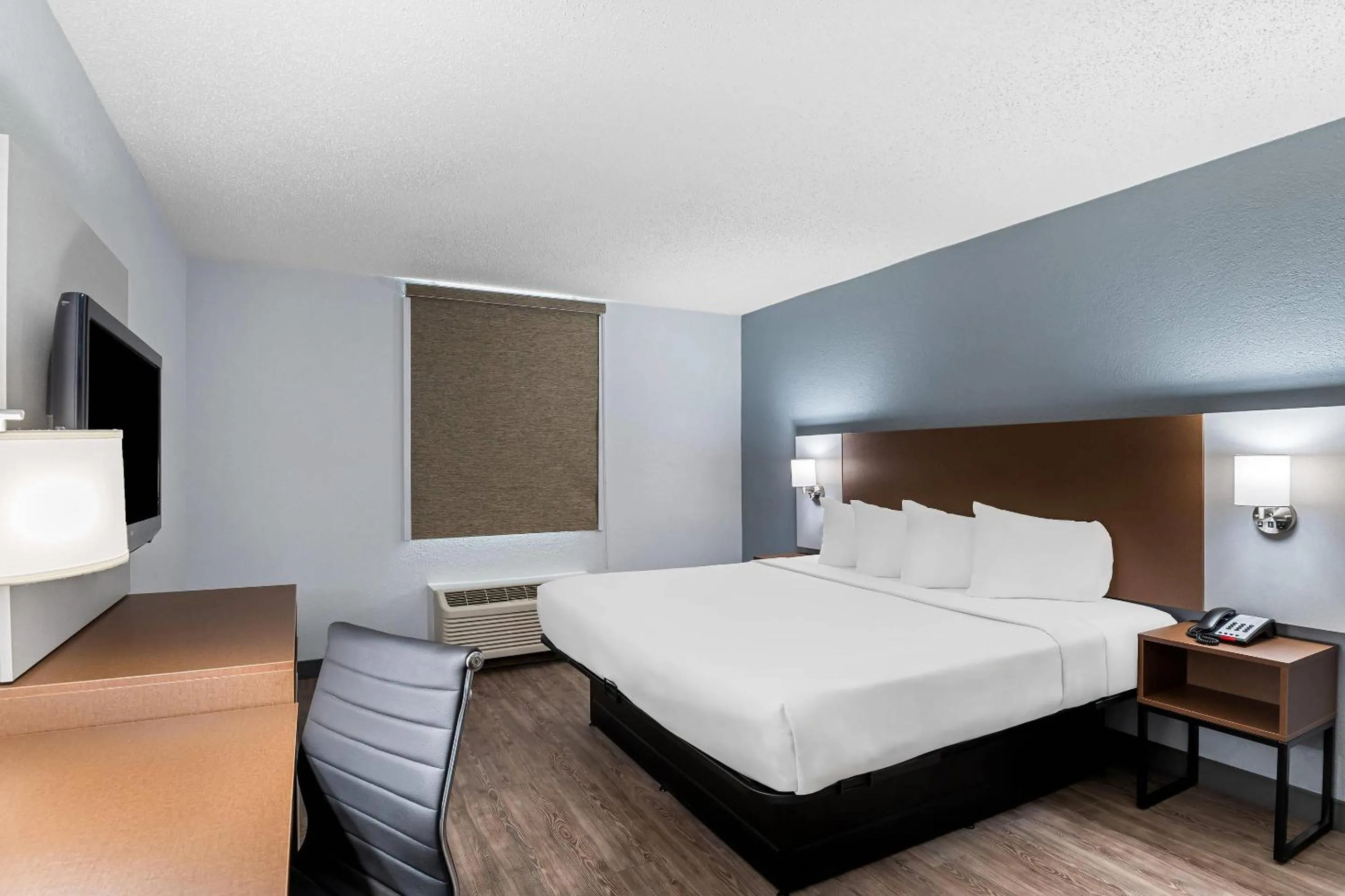 Bedroom, Bed in Suburban Studios Chester I-95