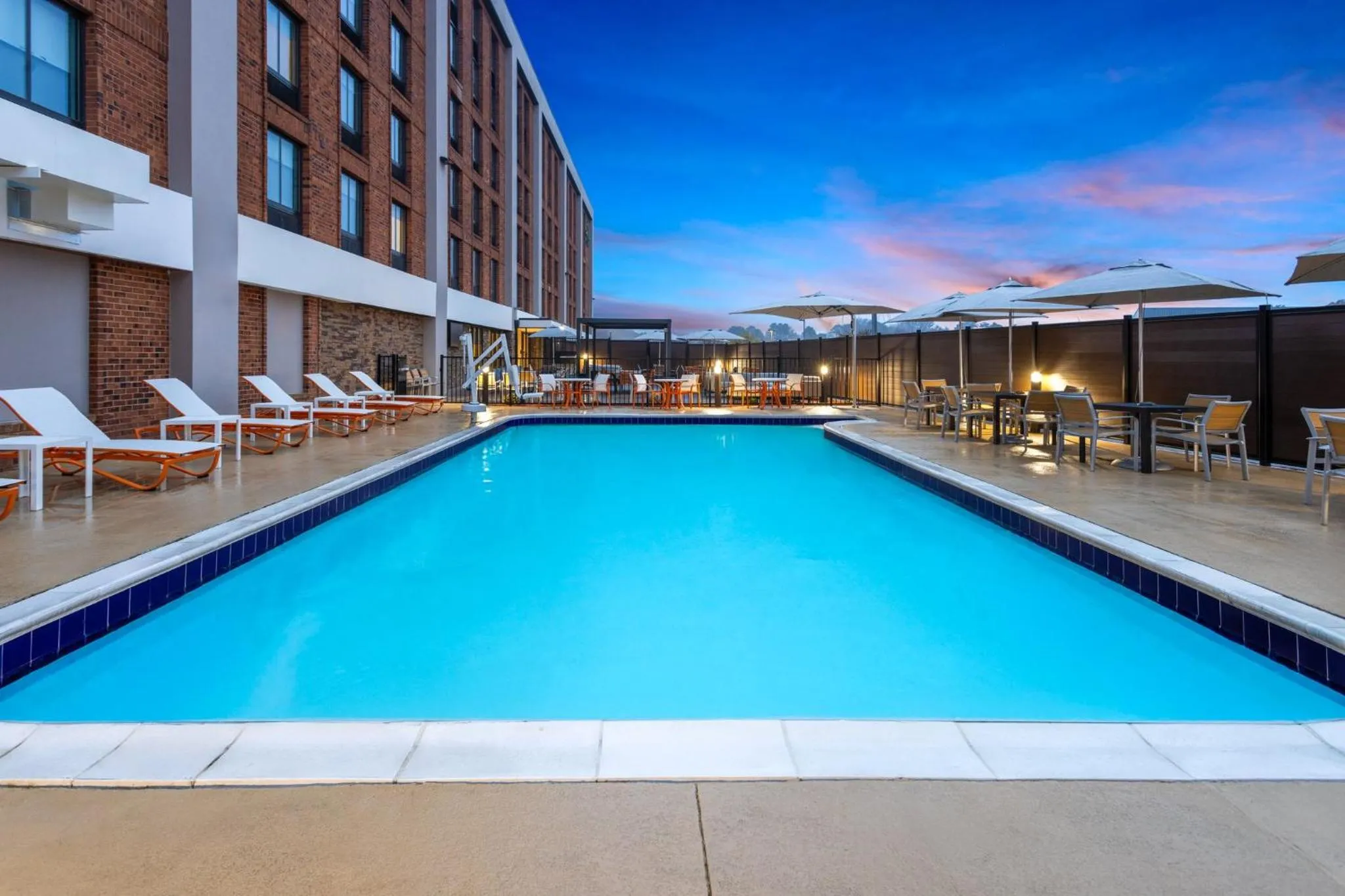 Swimming pool in Holiday Inn & Suites Richmond West End by IHG