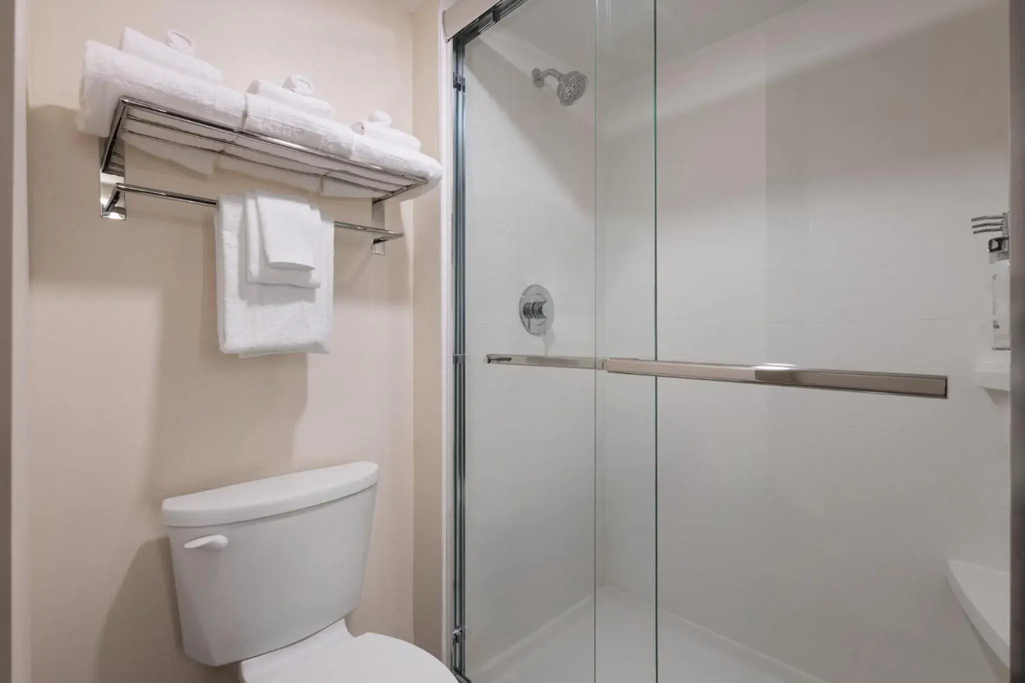 Standard King Room in Holiday Inn & Suites Richmond West End by IHG Standard King Room in Holiday Inn & Suites Richmond West End by IHG